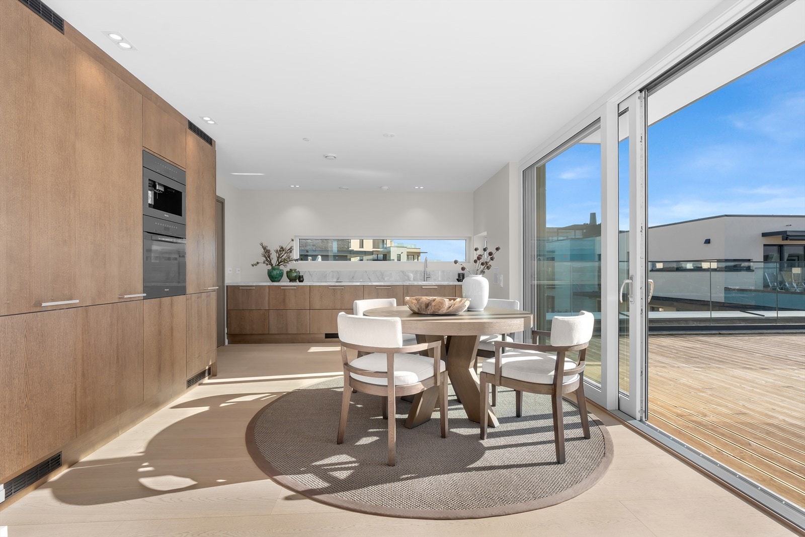 Skyvedør av glass slipper inn godt med lys i rommet og skaper en god atmosfære. Galleribilde