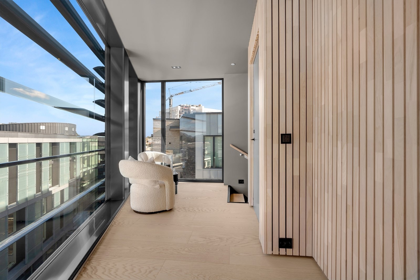 Store vinduer fra tak til gulv som slipper inn rikelig med naturlig lys. Galleribilde