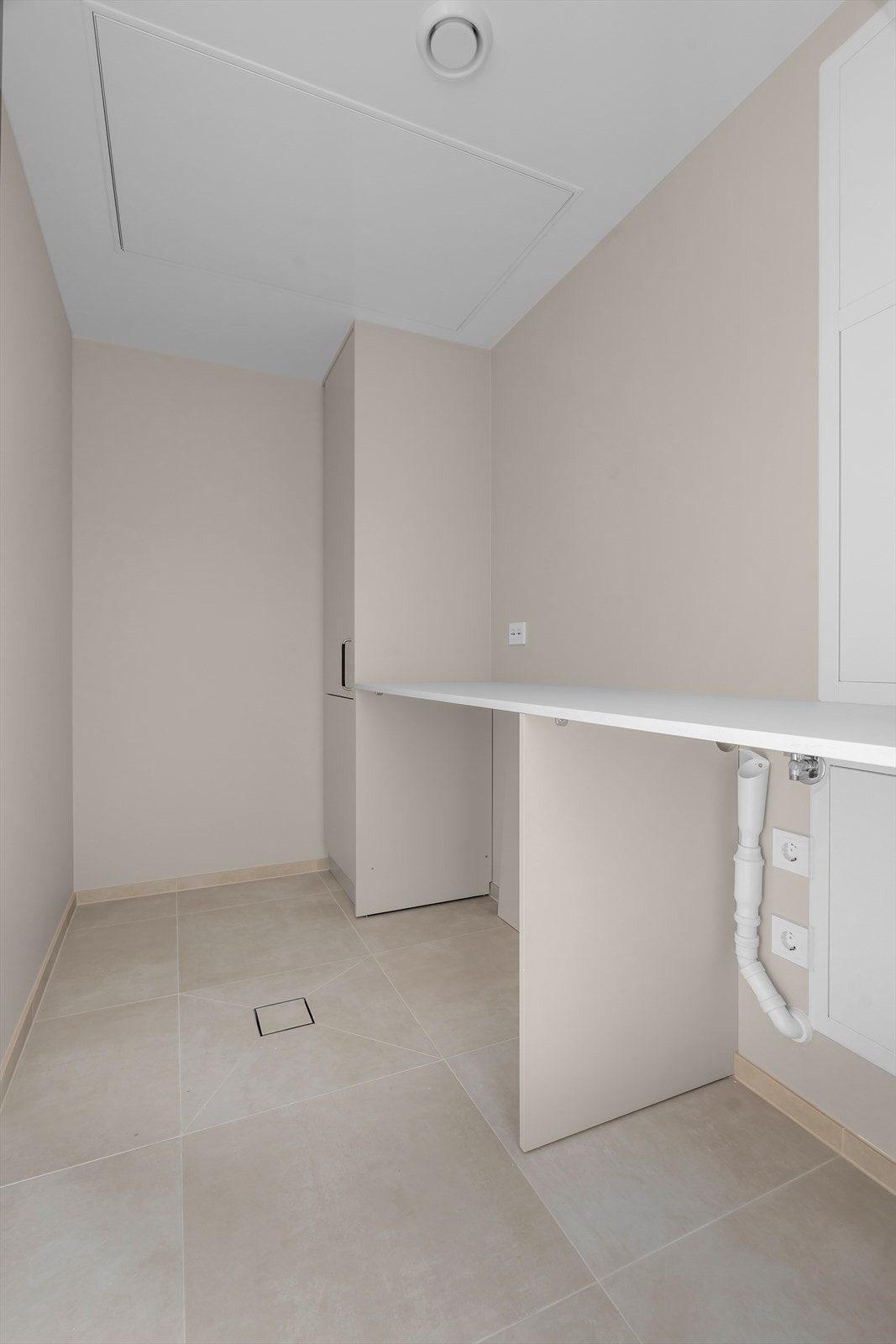 Separat vaskerom med god benk og skapplass Galleribilde