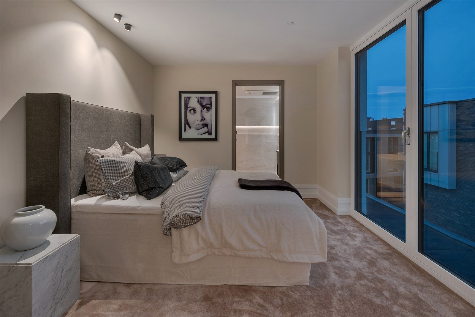 Hoved soverommet egen adgang til bad. Galleribilde