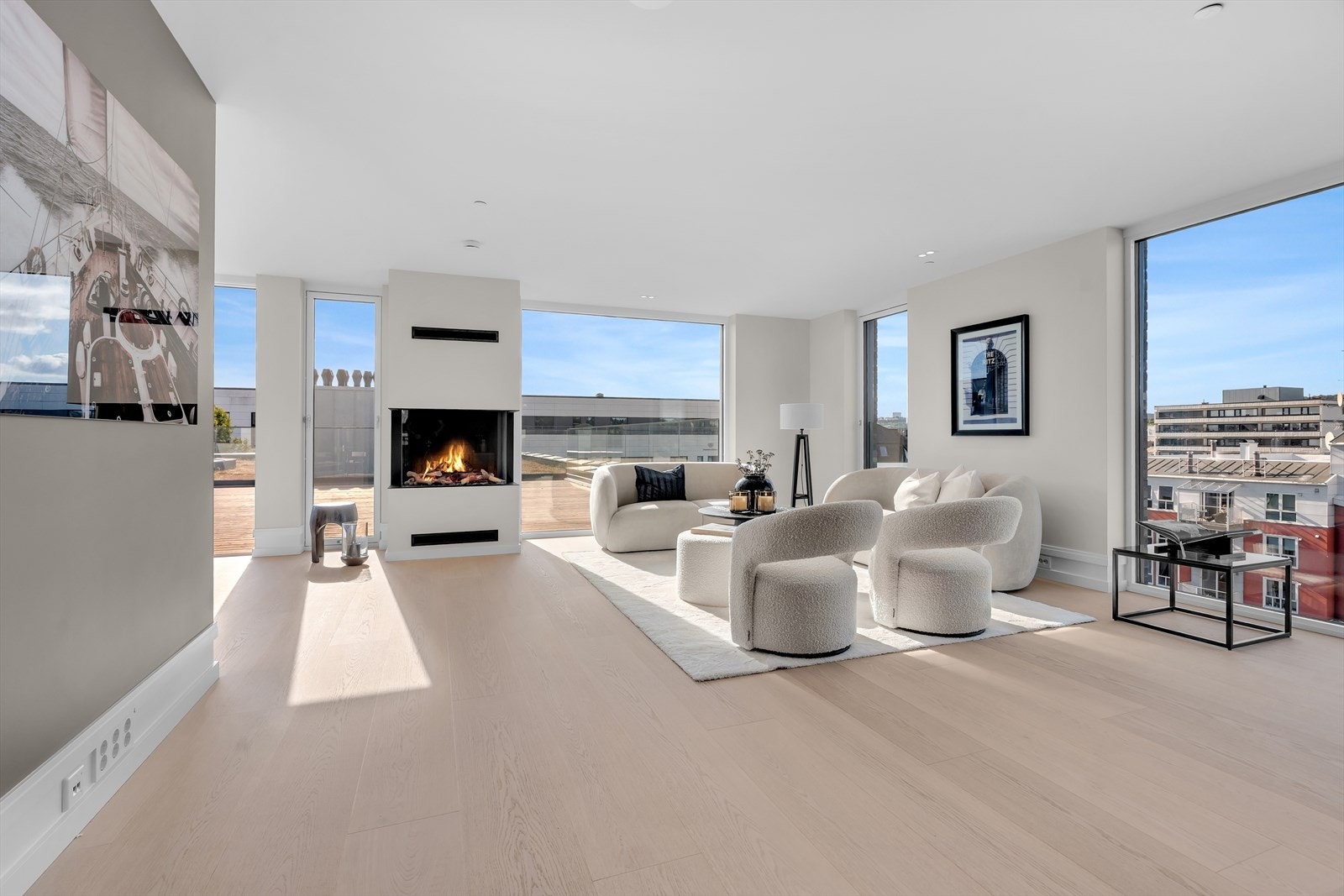 Helt ny og moderne stue med god plass til sofa og sittegrupper. Galleribilde