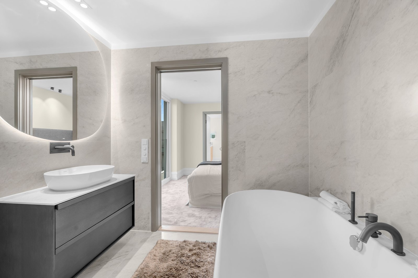 Lekkert bad med eksklusivt preg og store flisebelagte flater. Galleribilde