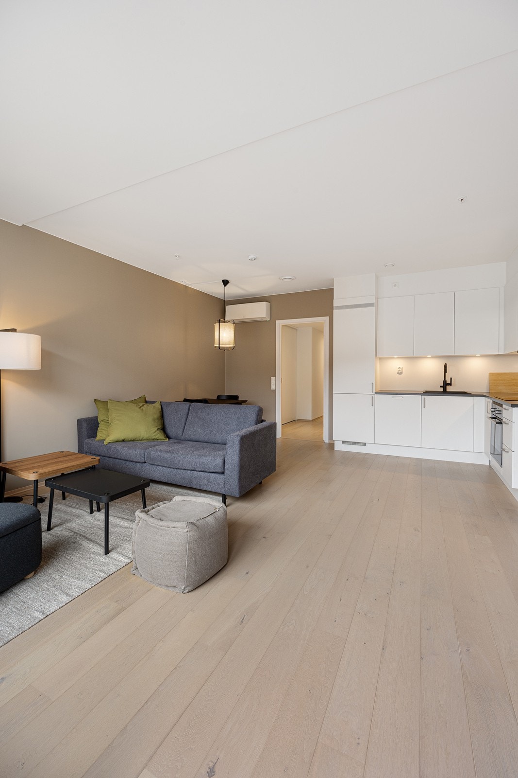 Her er det plass til både sofagruppe og spisemøbler Galleribilde