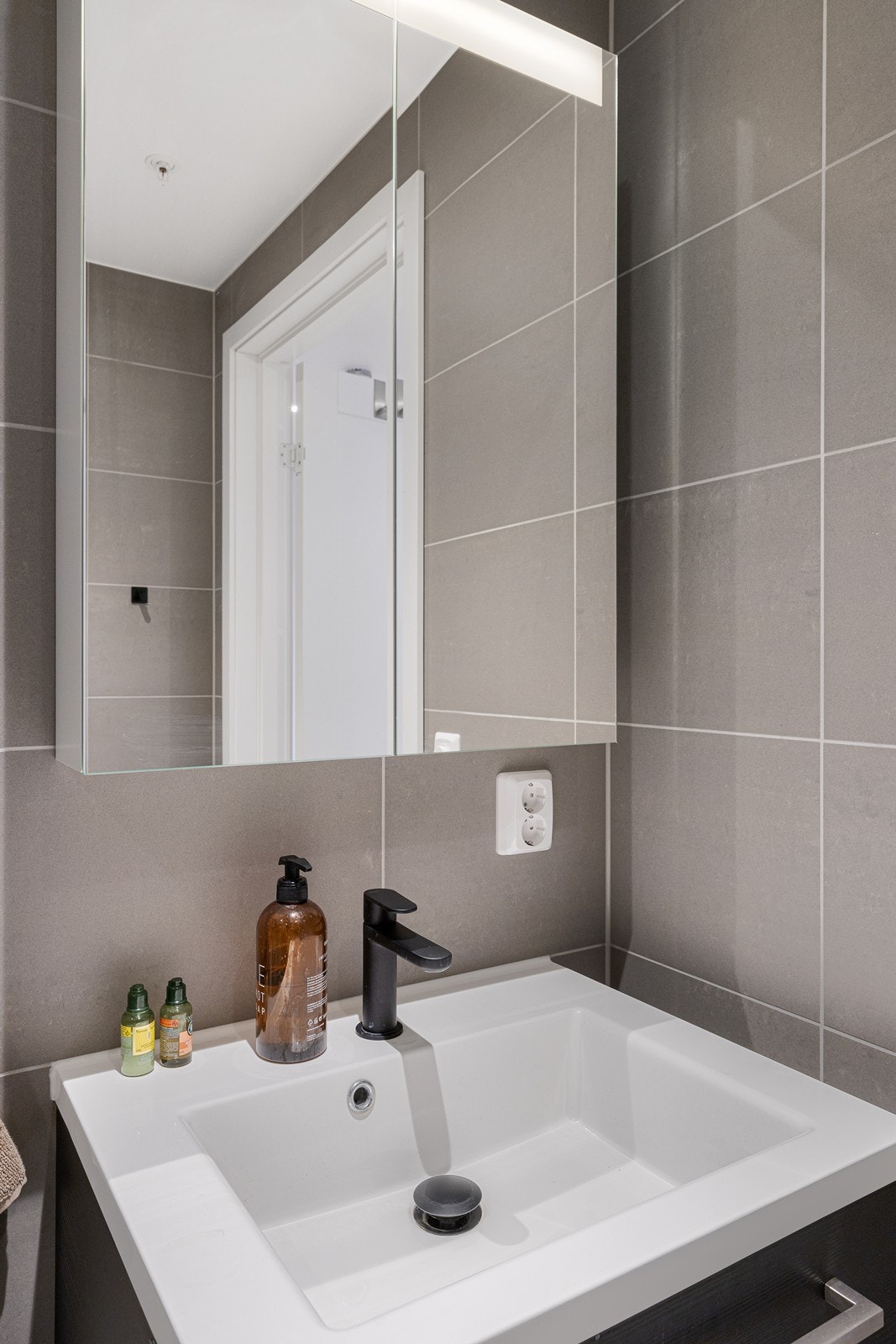 Servant med skuffer og speilskap med lys Galleribilde