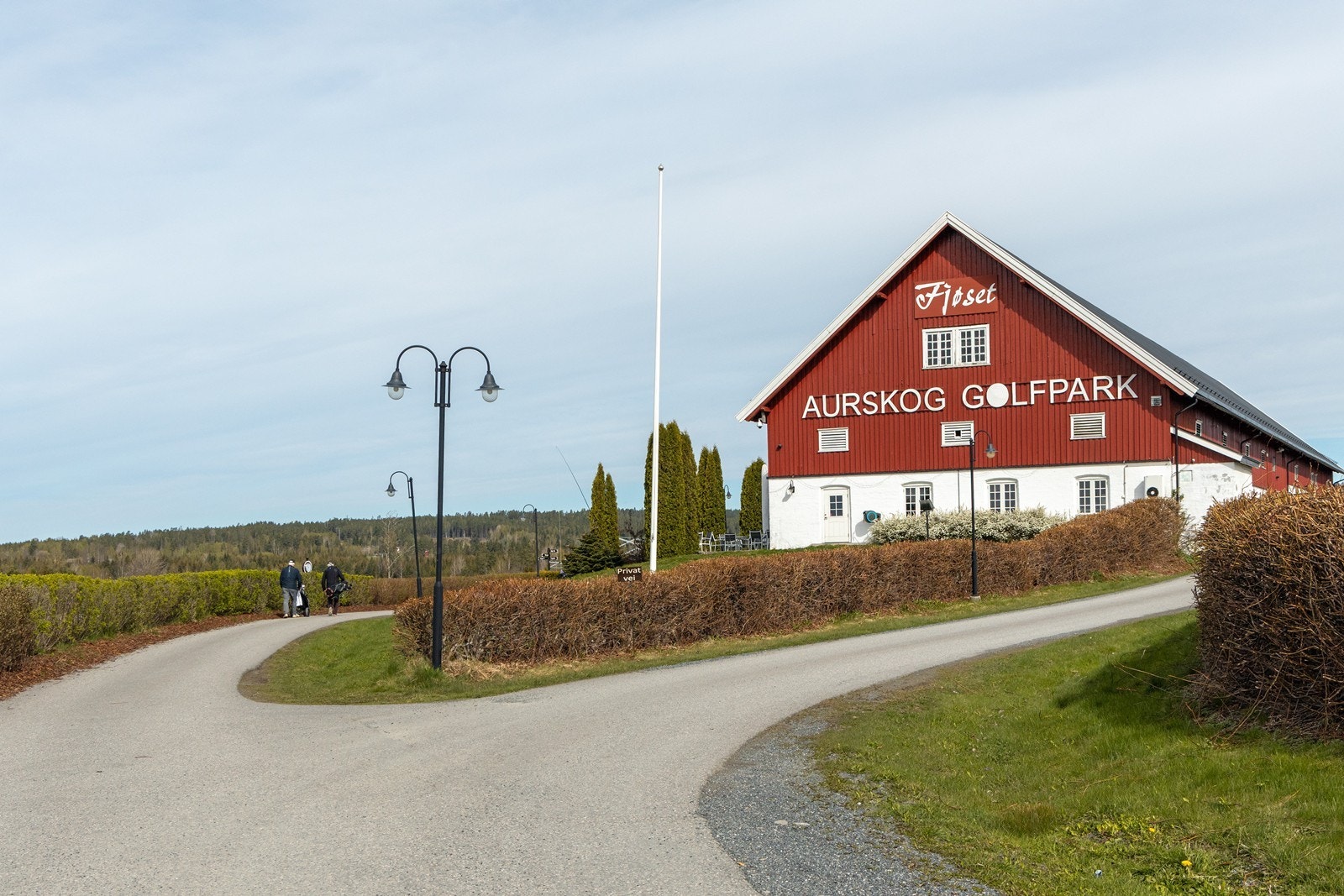 I tilknytning til golfbanen ligger restauranten Fjøset Galleribilde