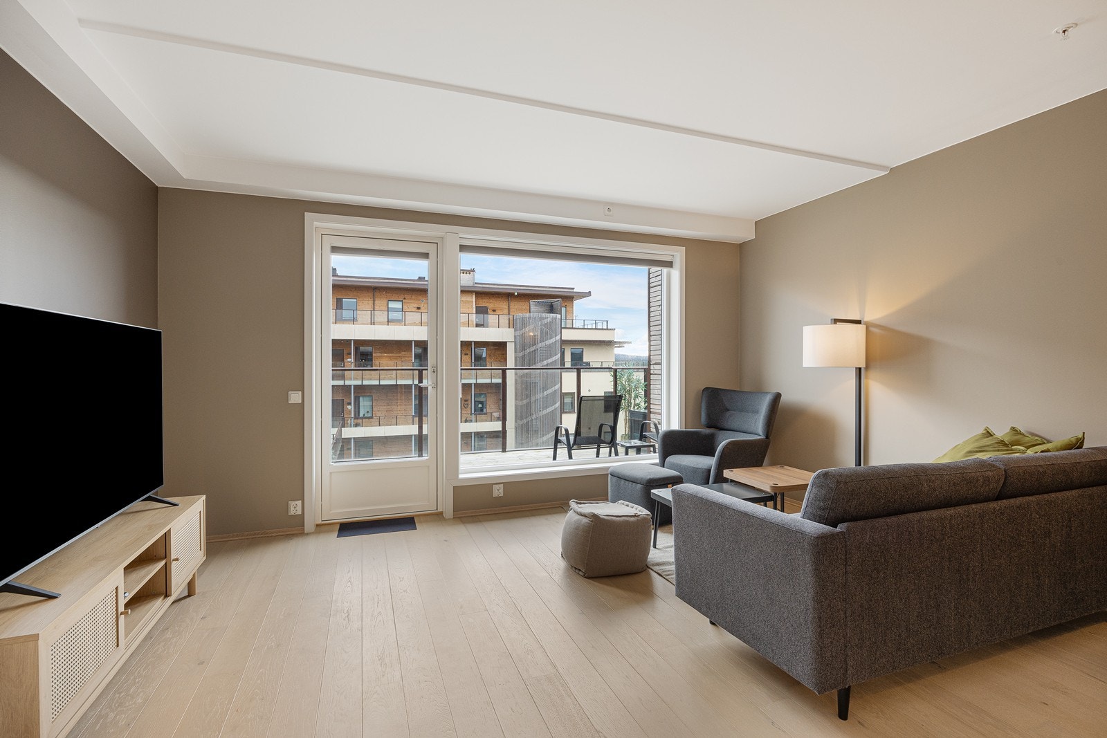 Leiligheten og balkongen vender ut mot en koselig bakgård - tilbaketrukket fra veien Galleribilde