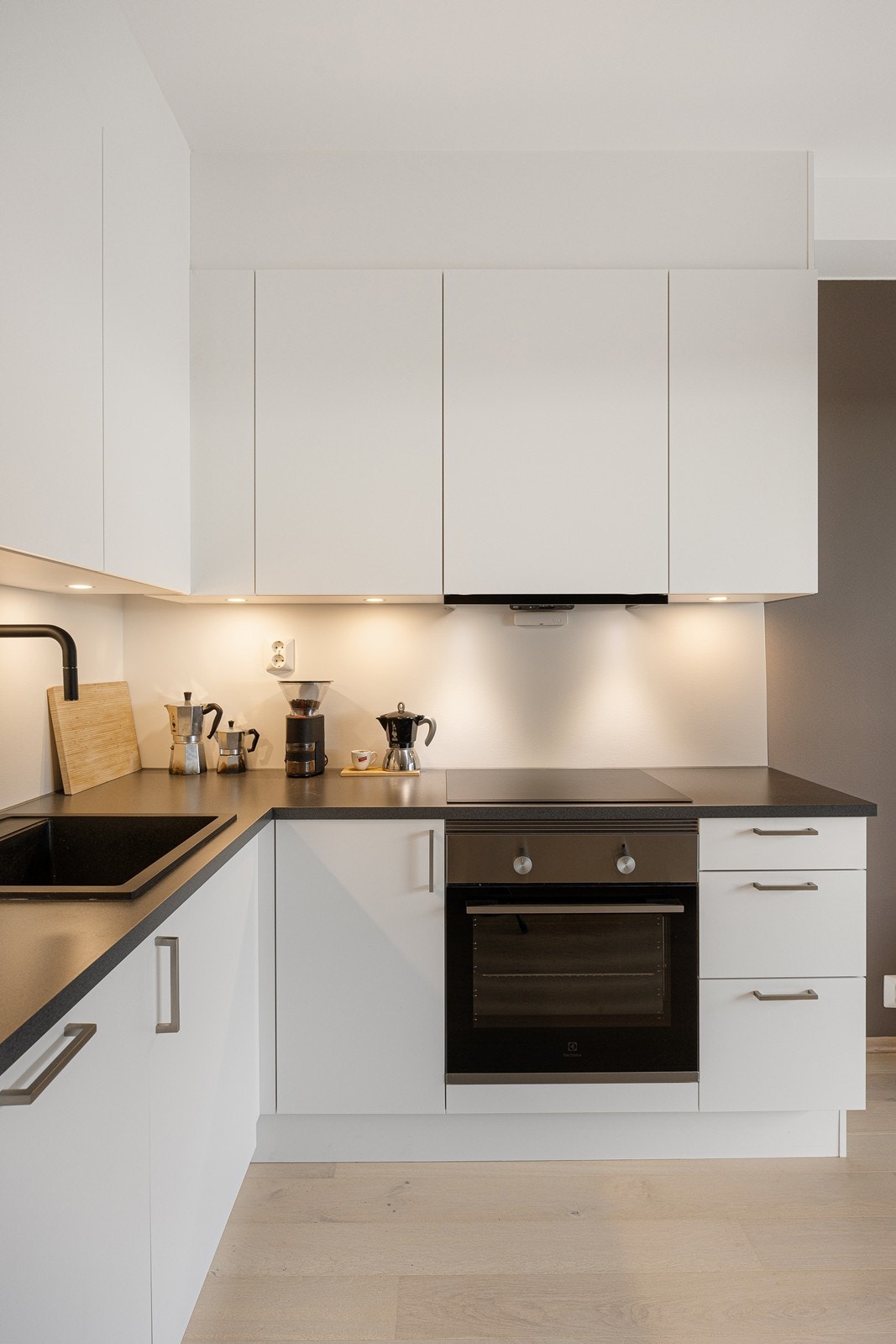 Hvitevarer er inkludert i form av stekeovn, platetopp, oppvaskmaskin og kombinert kjøleskap/fryseskap Galleribilde