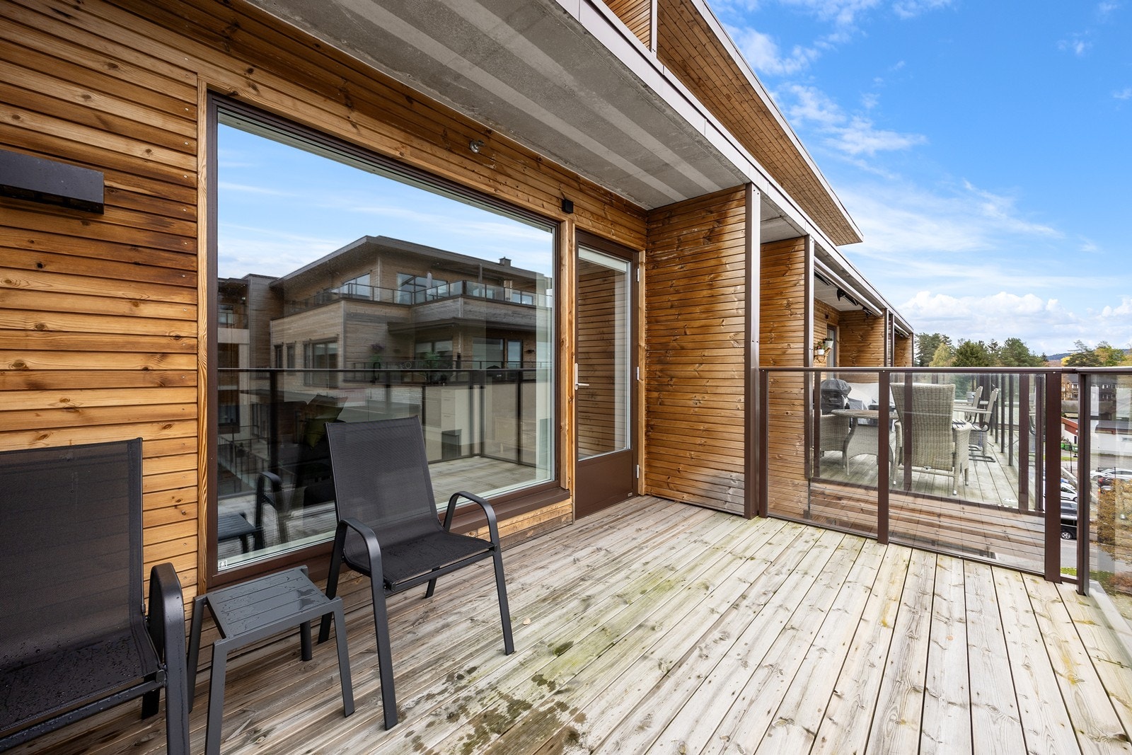 Balkongen har en fin størrelse på ca. 10 kvm Galleribilde