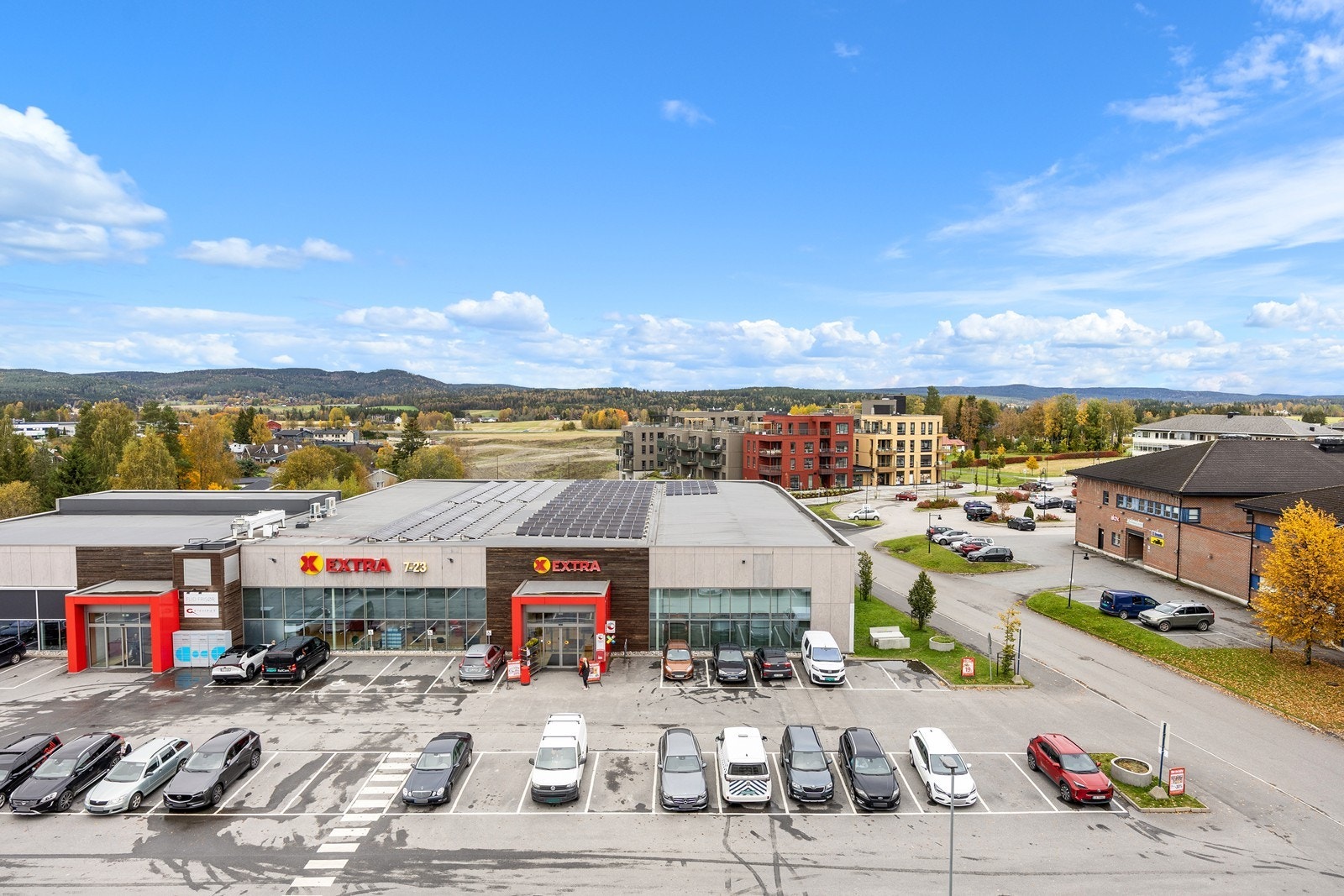 Fra svalgangen ser man bl.a. Coop Extra og Aurskog senter Galleribilde