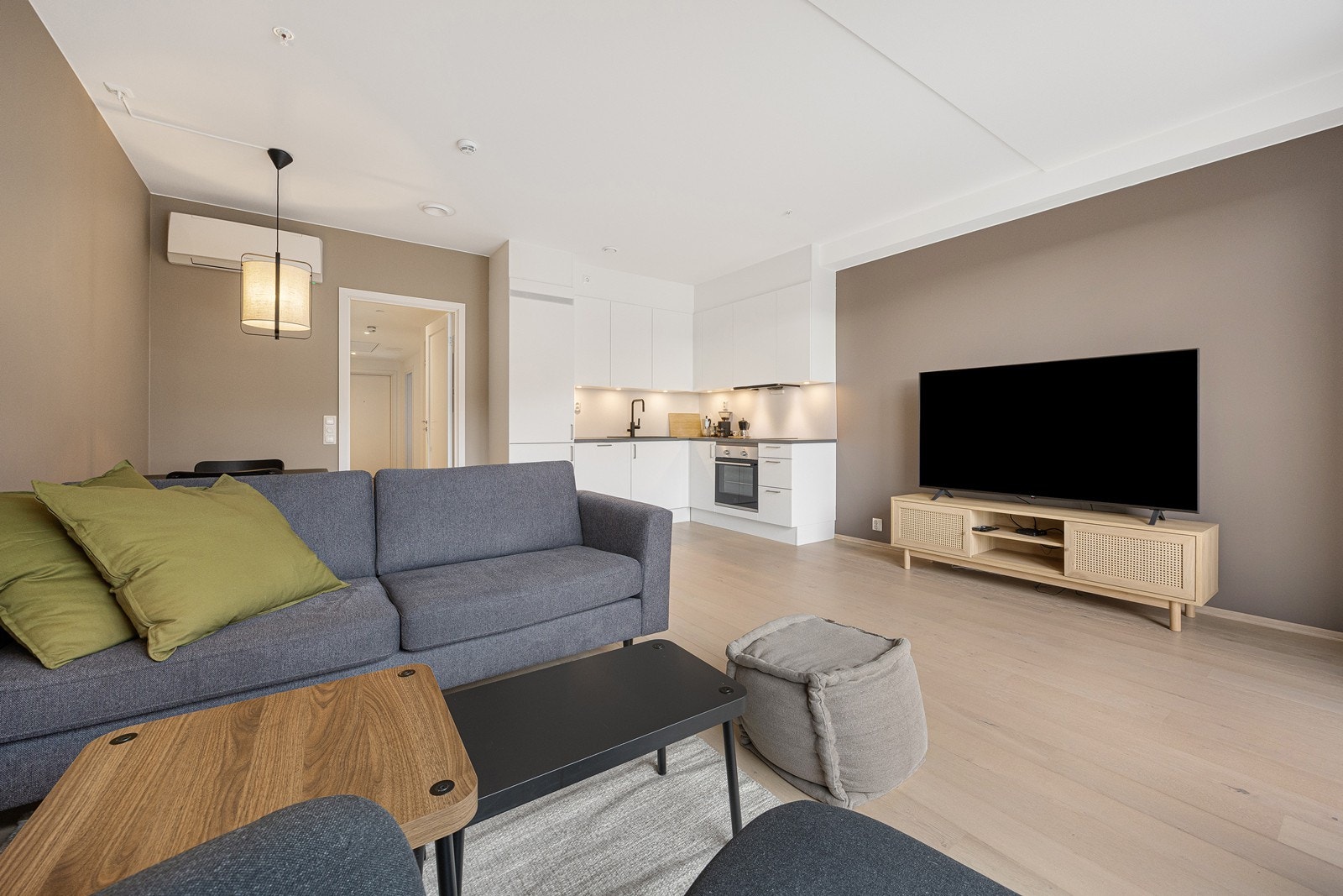 Stue og kjøkken ligger i åpen løsning og danner et sosialt allrom Galleribilde