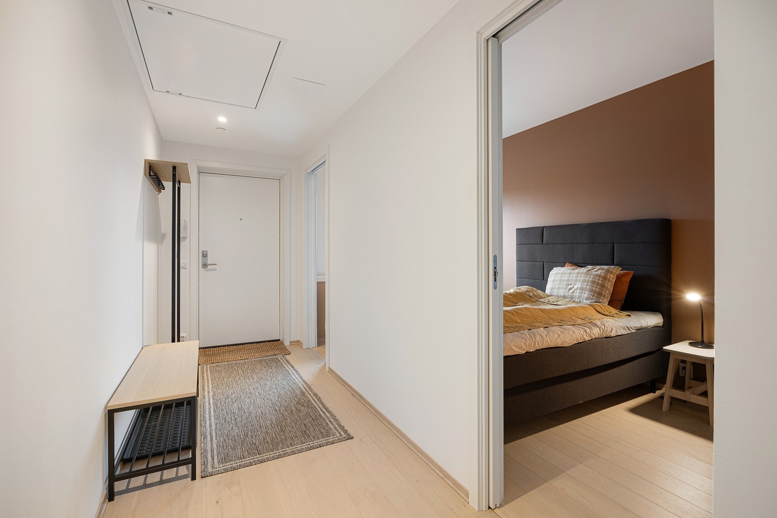 Det er 2 skyvedører inn til soverommet Galleribilde