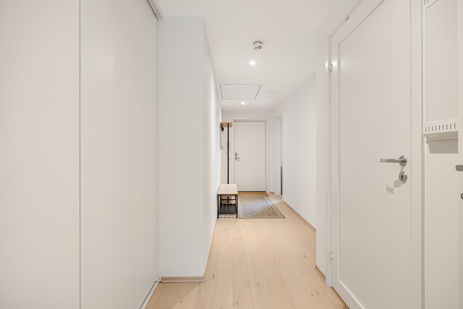 I entréen/gangen er det satt inn skyvedører for garderobeløsning eller oppbevaring (til venstre i bildet) Galleribilde