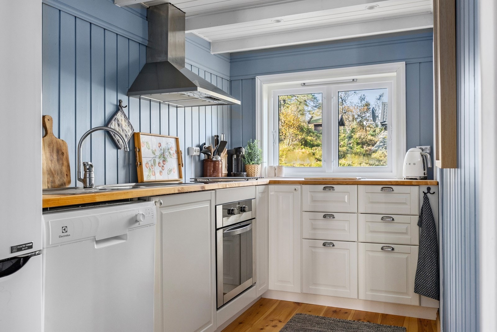 Kjøkkenet har innredning med profilerte fronter. Benkeplaten er av heltre. Det er oppvaskmaskin, komfyr, plate-topp og kjøleskap. Galleribilde