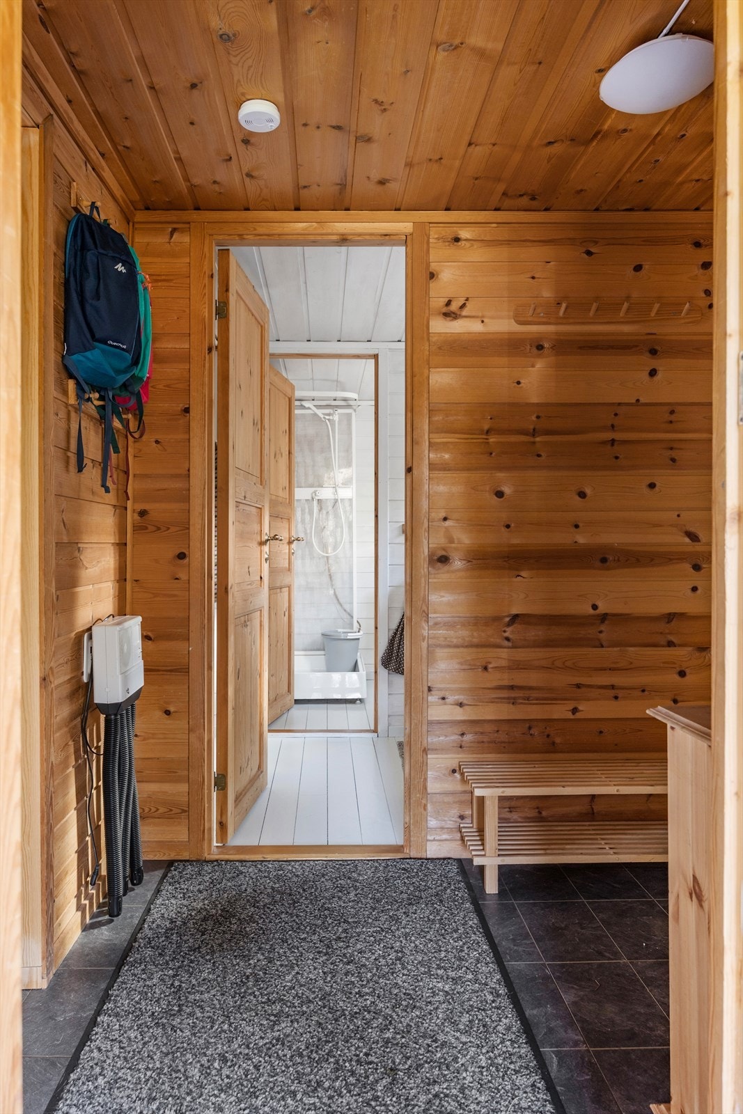 Vindfang av god størrelse med plass til oppbevaring av klær og sko. Galleribilde