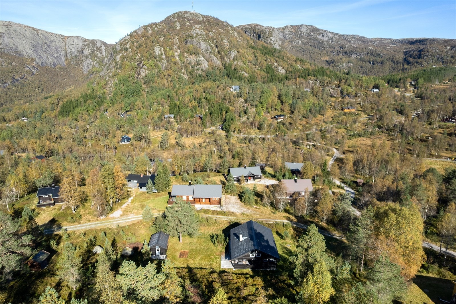 Området byr på flotte turmuligheter,, enten du vil gå korte eller lange turer, og på vinterstid er det mulighet for fine skiturer. Blåbær og molter er tilgjengelig i området, noe som gir et ekstra pluss for naturentusiaster. Galleribilde
