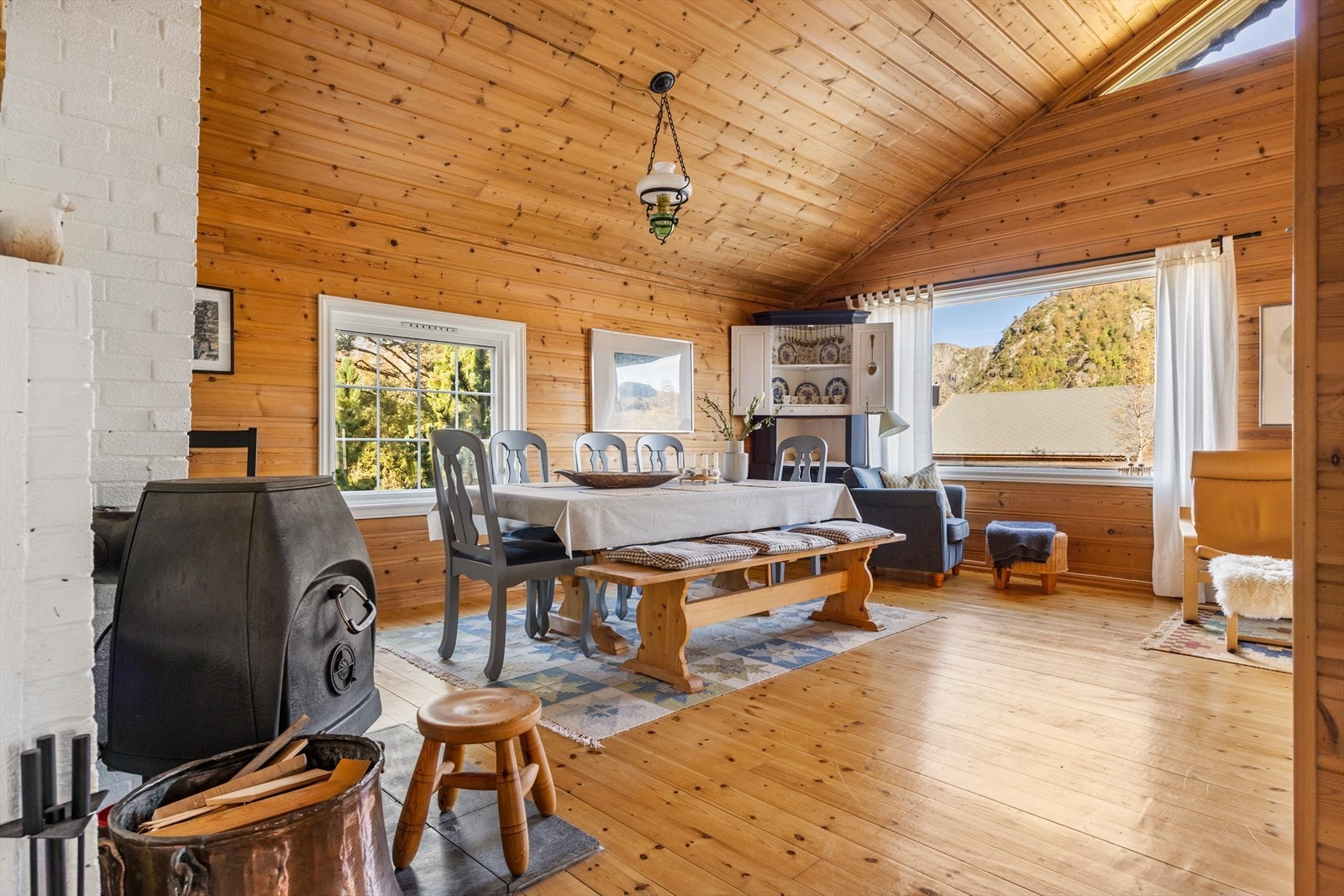 Hytta har innlagt strøm, vedovn i stue. Galleribilde