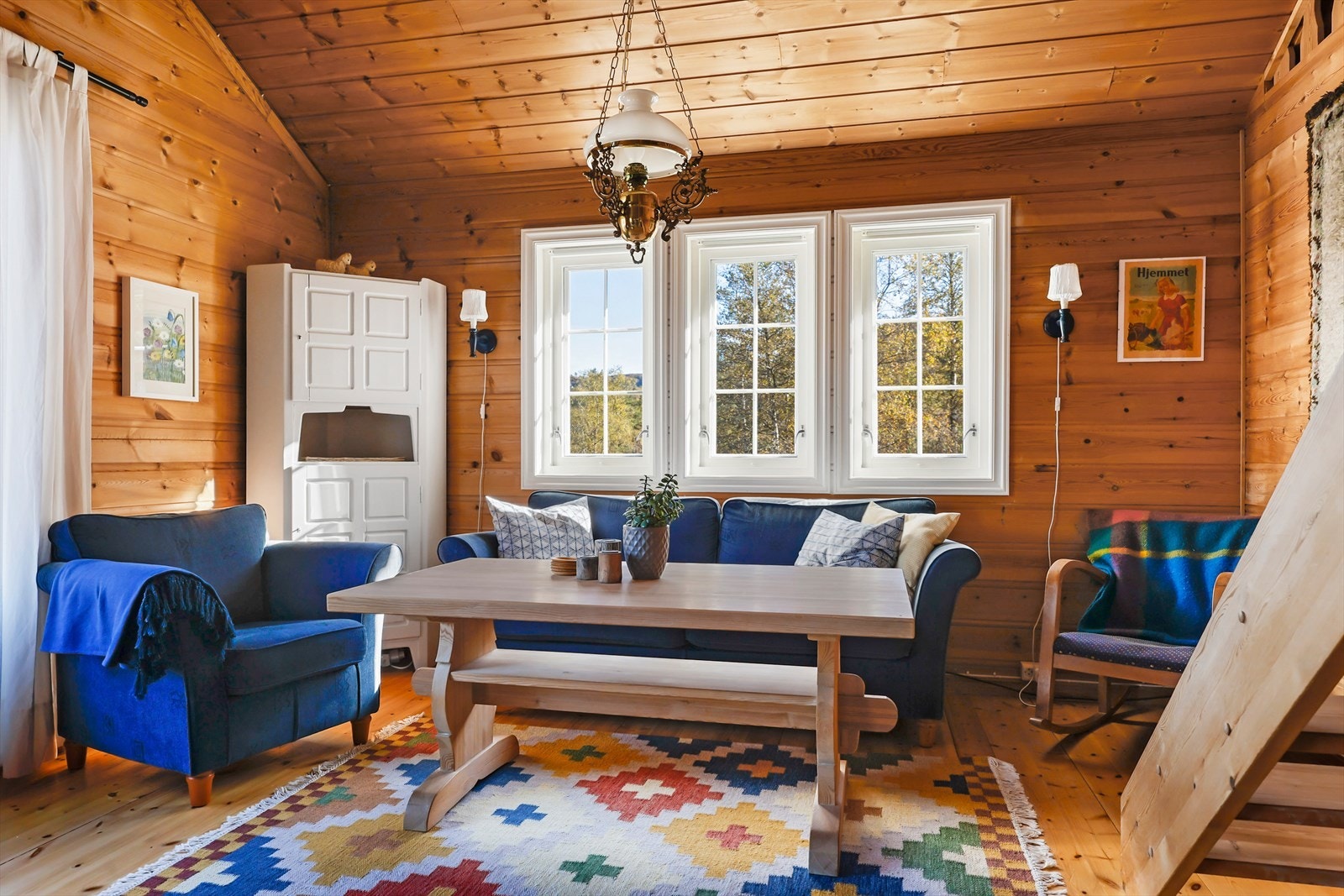 Hytta er innredet med fin stue/kjøkkendel med høy himling som gir god romfølelse, her er godt med vinduer som slipper lys inn samt du kan nyte fin natur fra sofakroken. Galleribilde