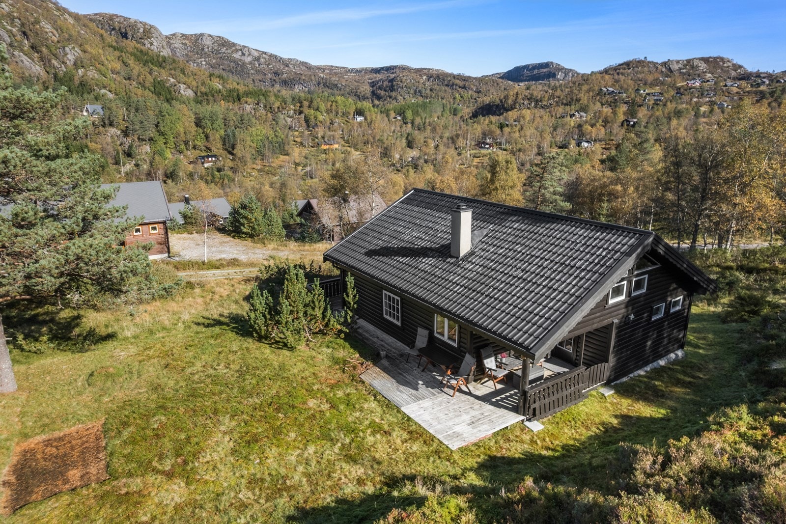 Romslig selveiertomt, hovedsaklig naturtomt med delvis planerte områder. Galleribilde