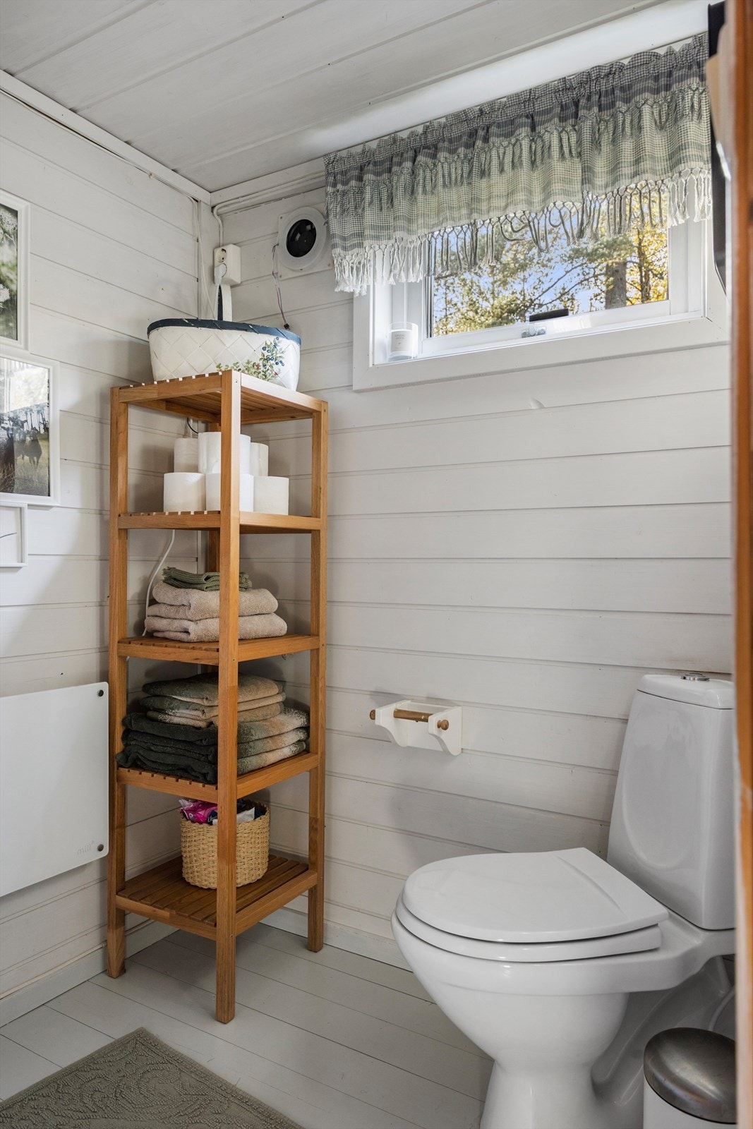 Toalett rom med vannklosett. Galleribilde