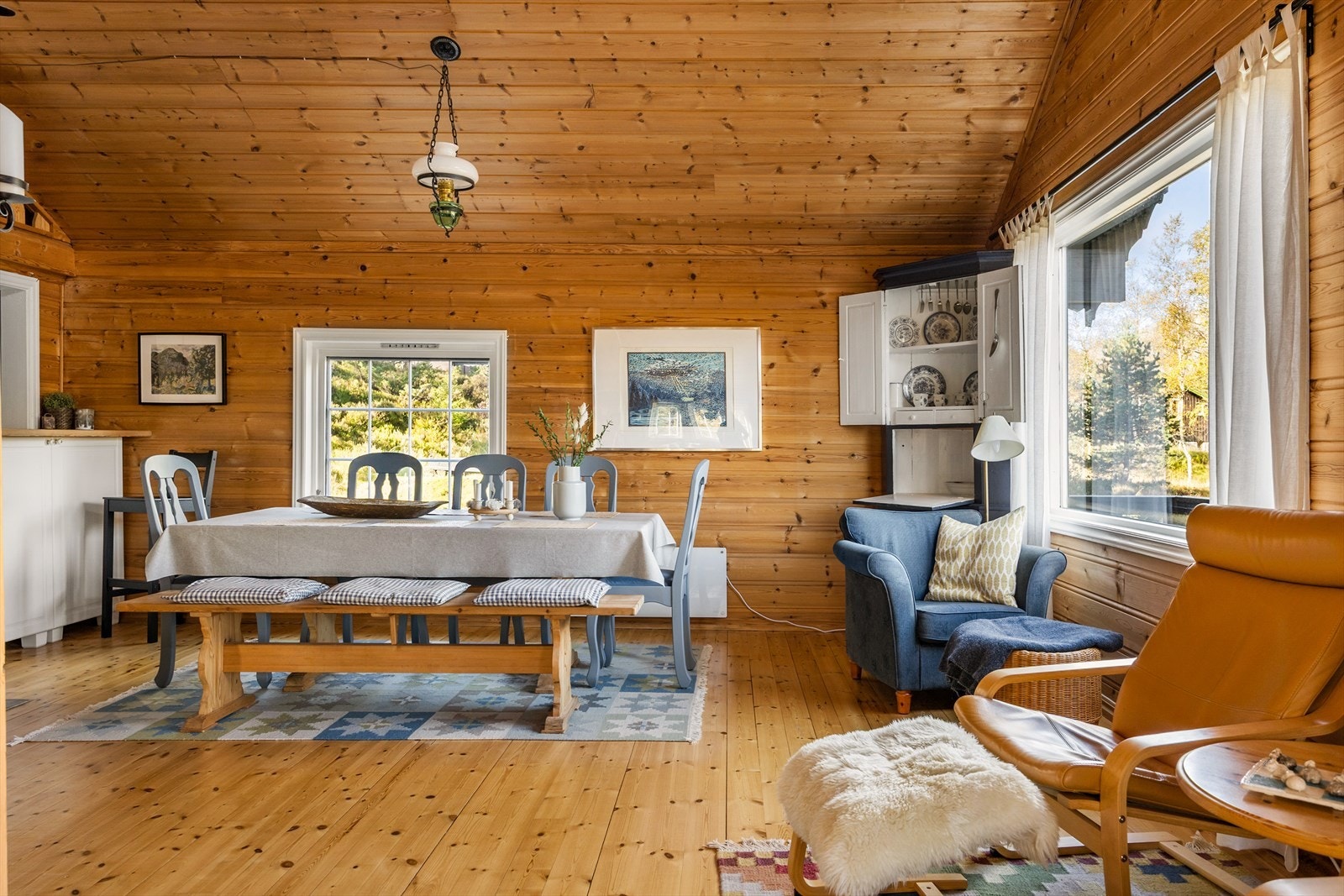 Fin spiseplass der familie og venner kan møtes til gode måltider og kjekt samvær. Galleribilde