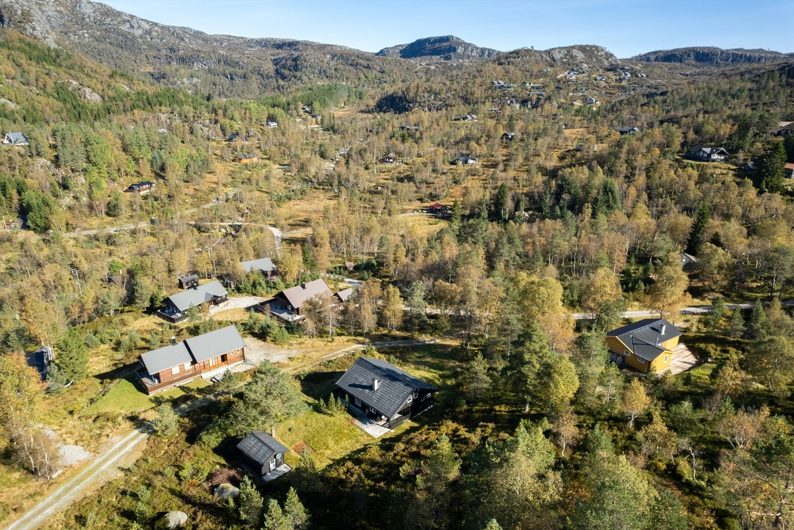 Tonstad sentrum med dagligvarebutikk bakeri, bensinstasjon m.m. ligger 15 min. kjøring fra hytta. Galleribilde