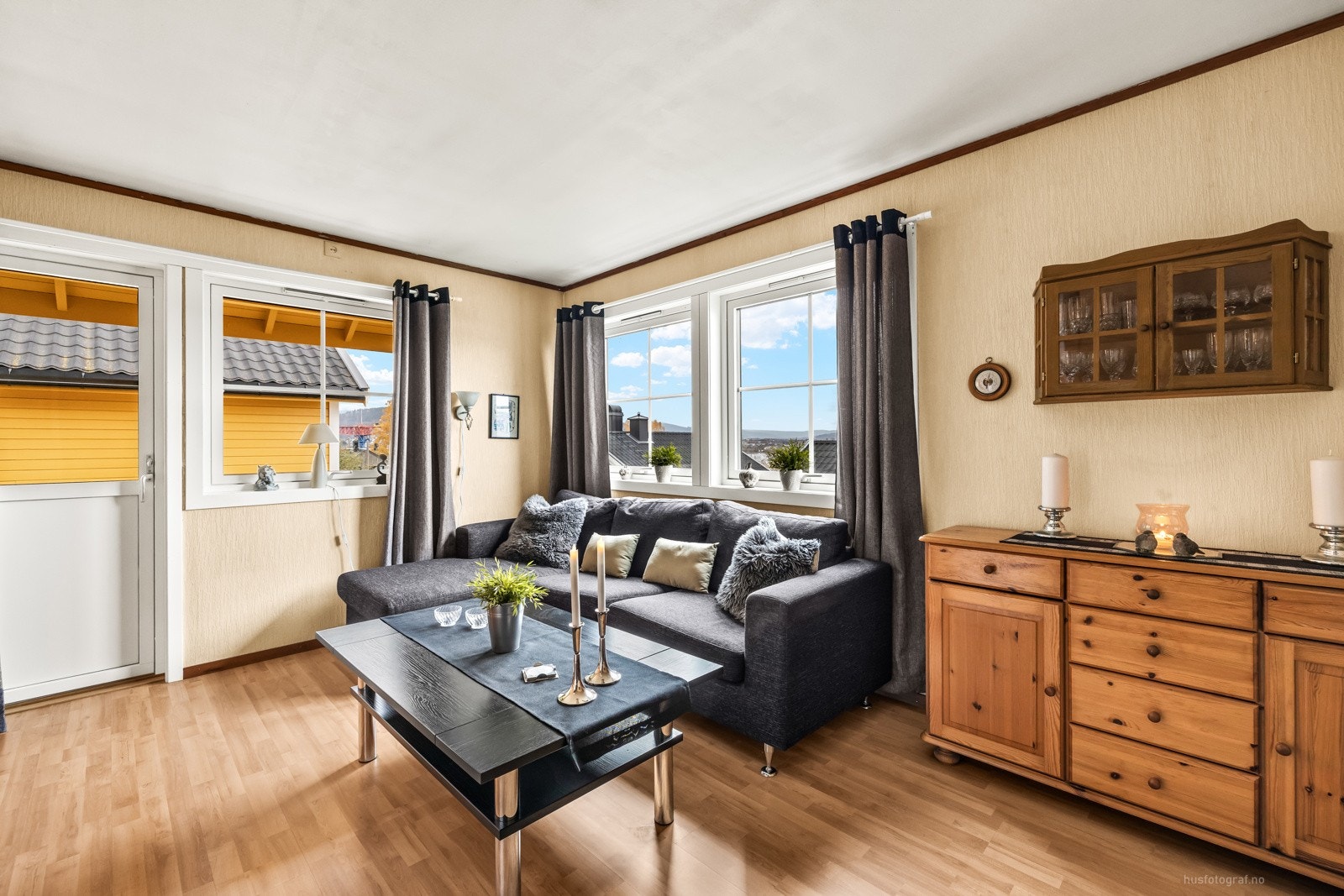 Stuen har en naturlig soneinndeling og flott utsikt fra vinduene. Galleribilde