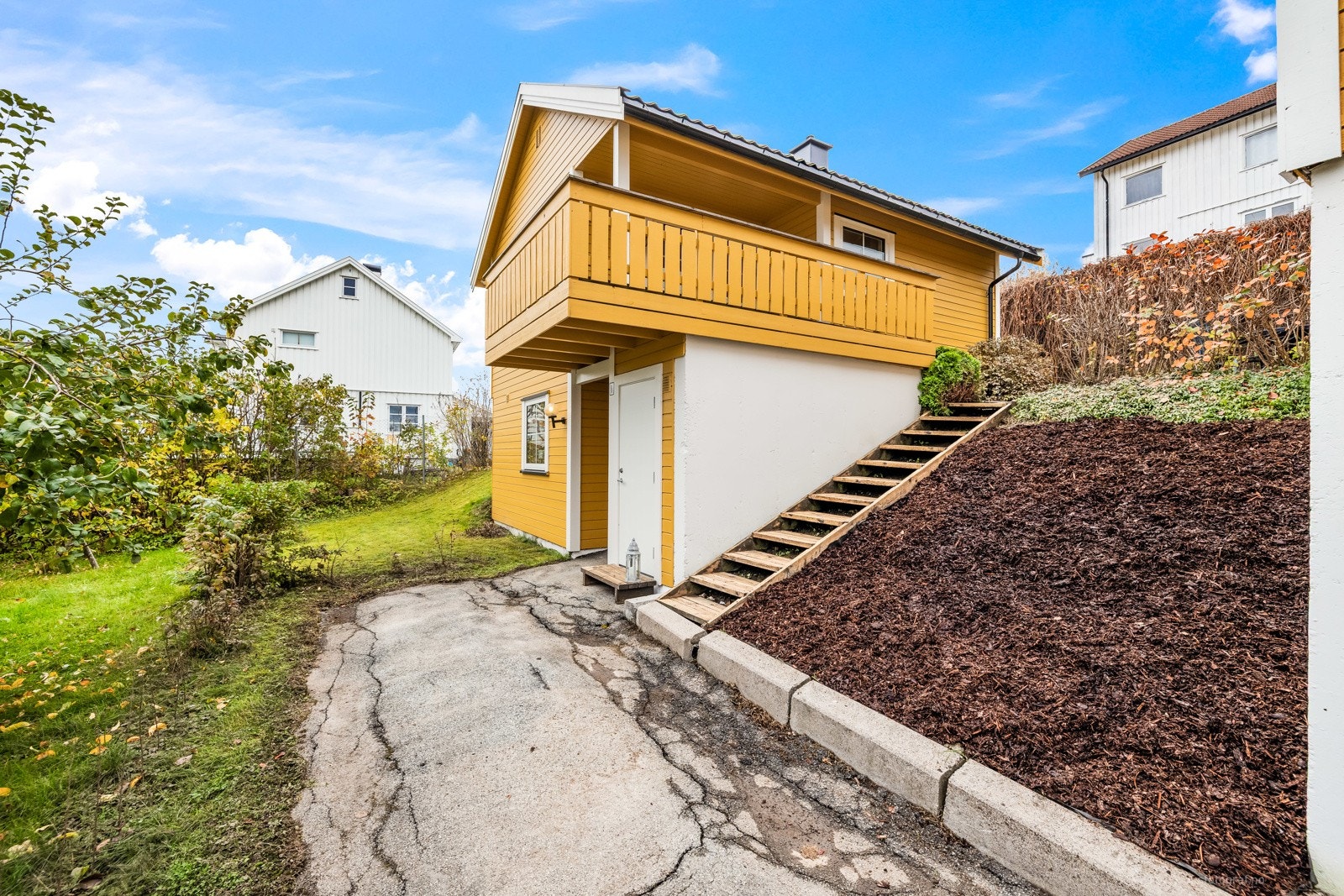 Huset har en meget god plassering, øverst på feltet og helt innerst i veien. Galleribilde