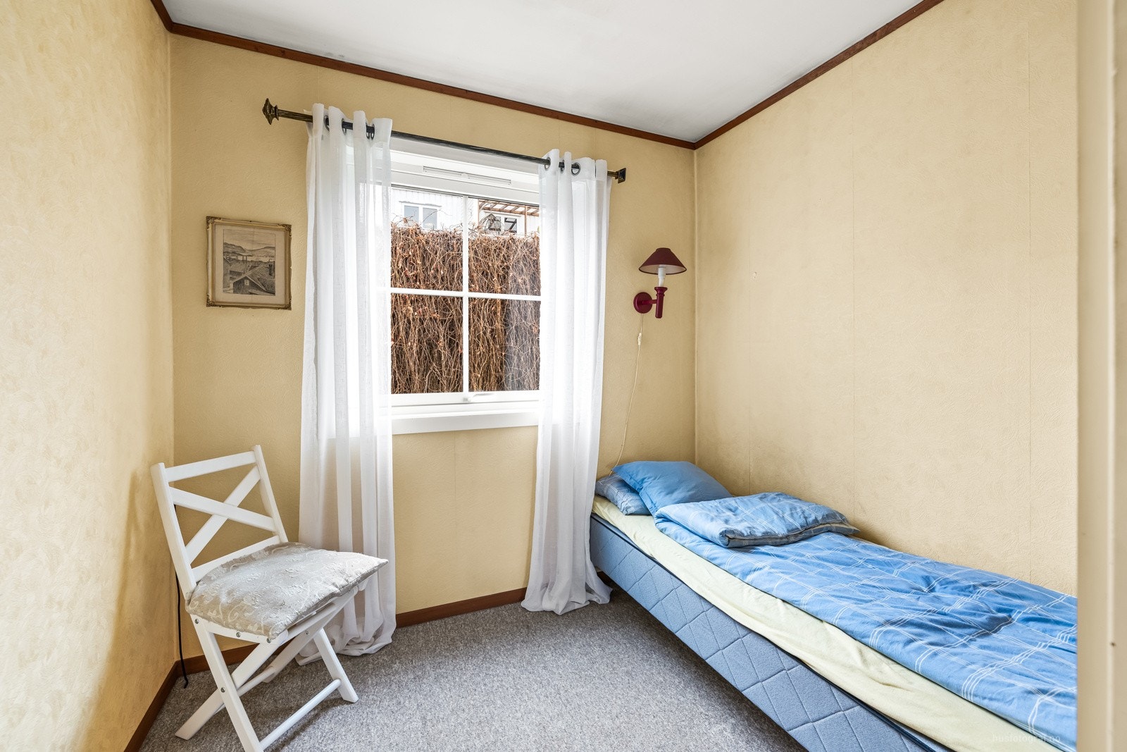 I det tidligere kjøkkenrommet er det nå etablert et rom som benyttes som soverom. Rommet tilfredsstiller ikke anbefalt minimumsstørrelse for soverom. Galleribilde