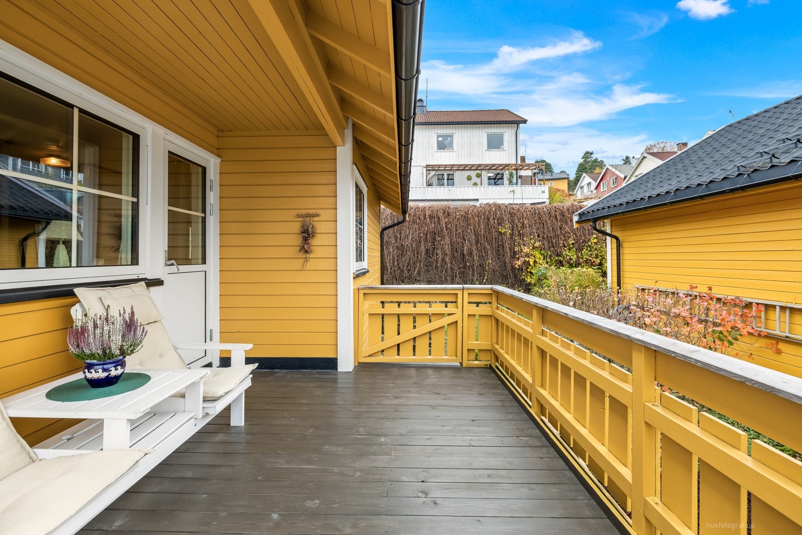 Uteplassen har adkomst fra stuen (nyere balkongdør fra 2022) og i fra hagen via port. Galleribilde