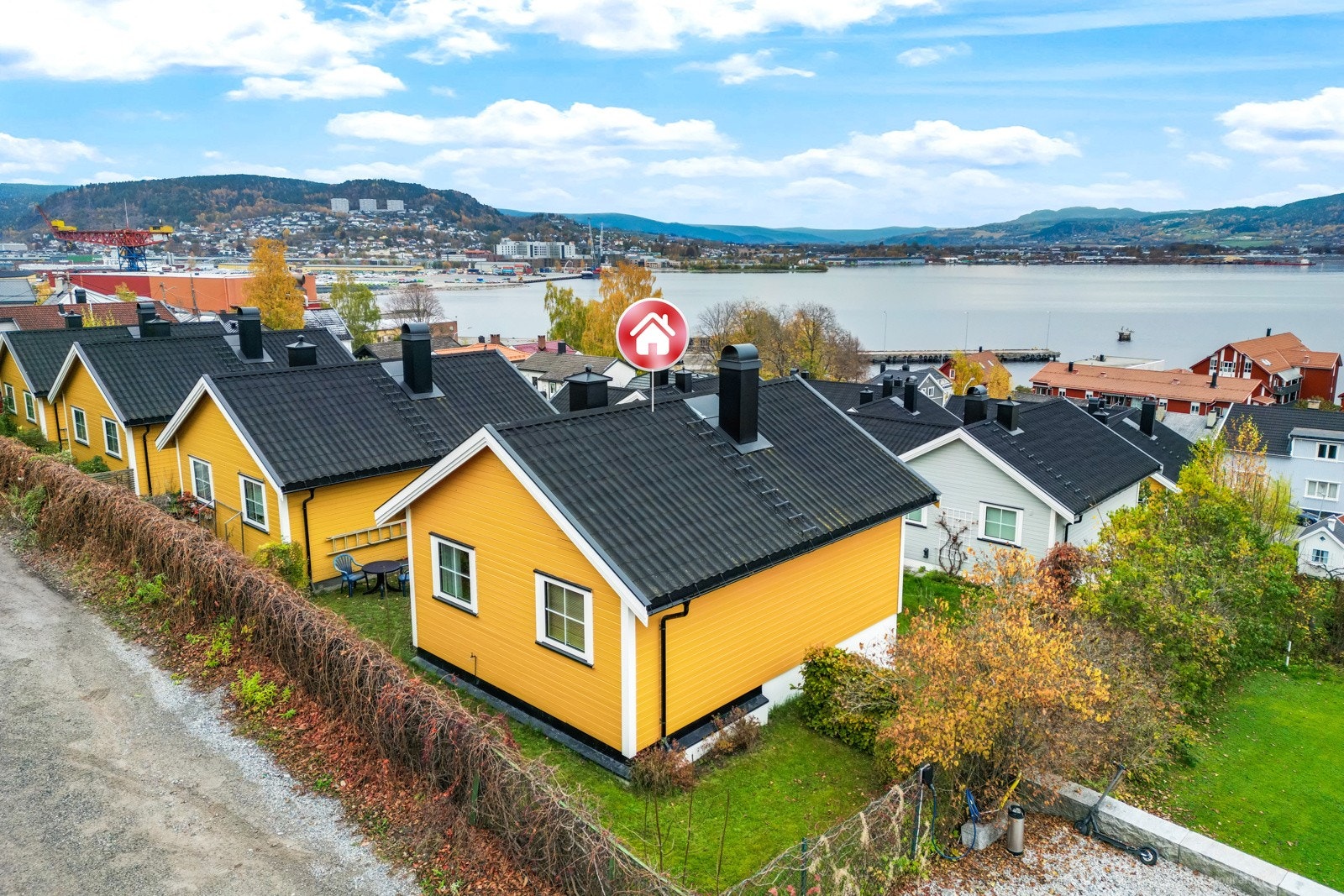 Flott beliggende enebolig med sol og fjordutsikt. Galleribilde