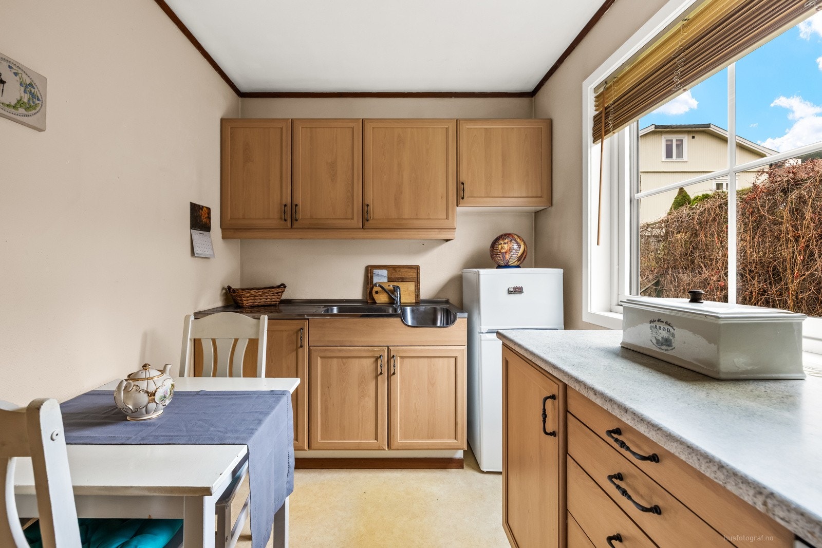 Kjøkken med god skap - og benkeplass. Galleribilde