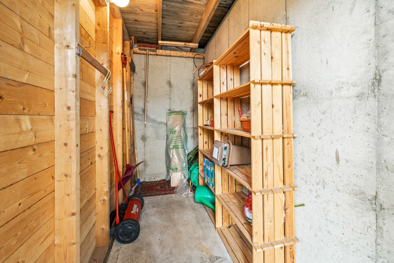 Utvendig bod ved inngangspartiet. Galleribilde