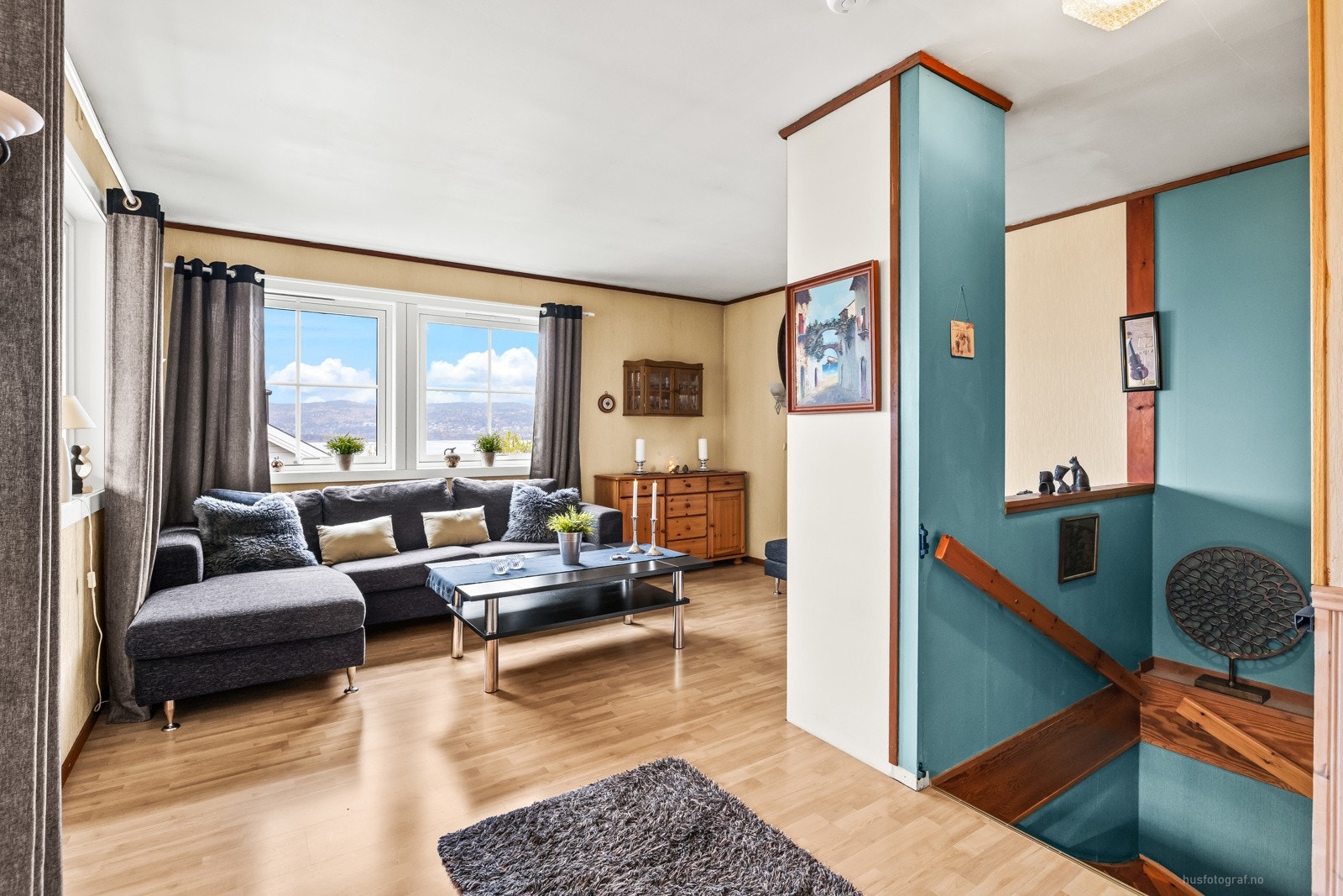 I husets 1. etasje finner man stue, separat kjøkken og ett soverom. Galleribilde