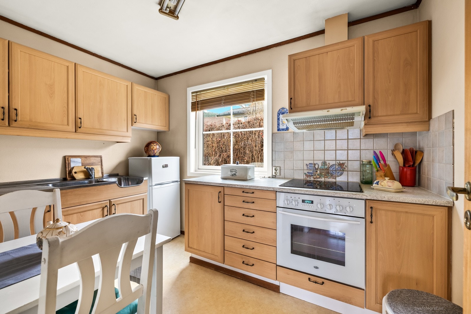 Kjøkkenet ligger i et eget rom og har plass til spisebord. Galleribilde