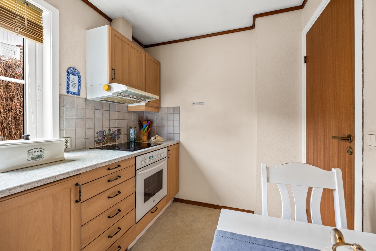 Platetopp og ovn er integrert i innredningen. Galleribilde