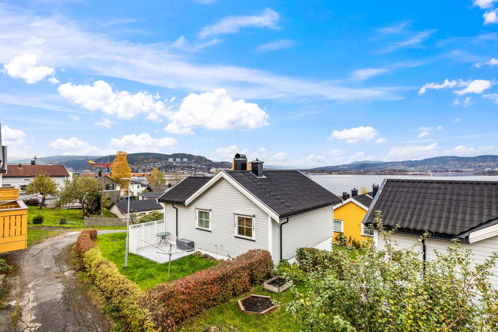 Huset har en god beliggenhet, helt i enden, med fine utearealer rundt. Galleribilde