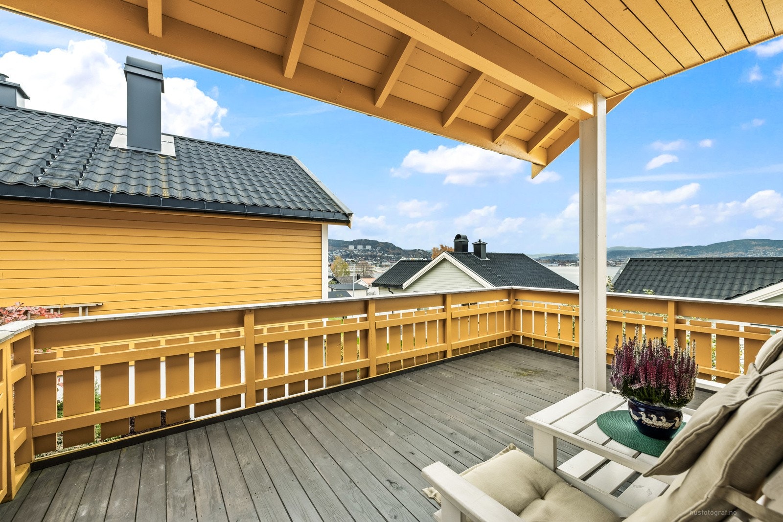 Romslig uteplass med gode møbleringsmuligheter. Galleribilde