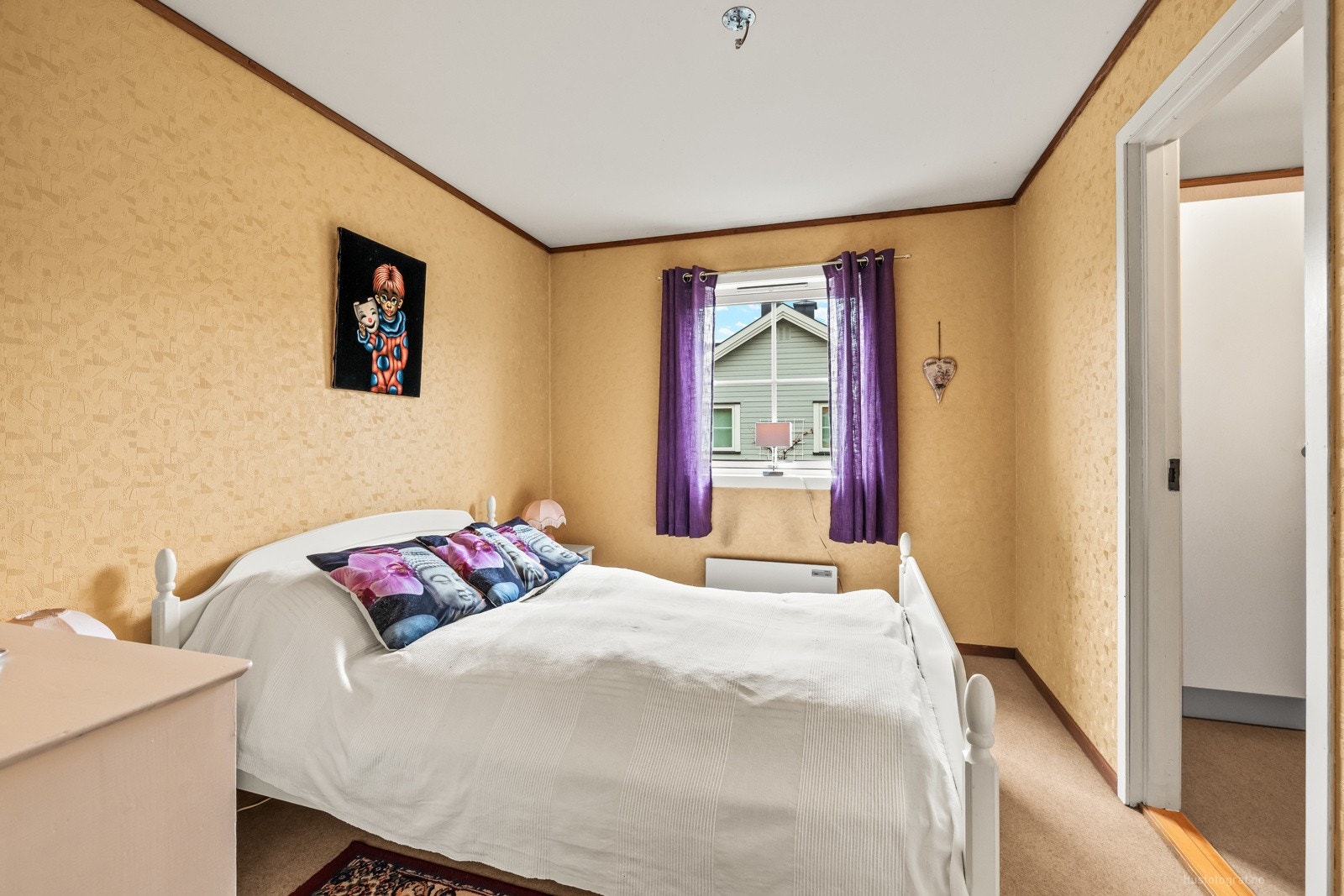 Soverom med plass til seng, nattbord og garderobeskap. Galleribilde