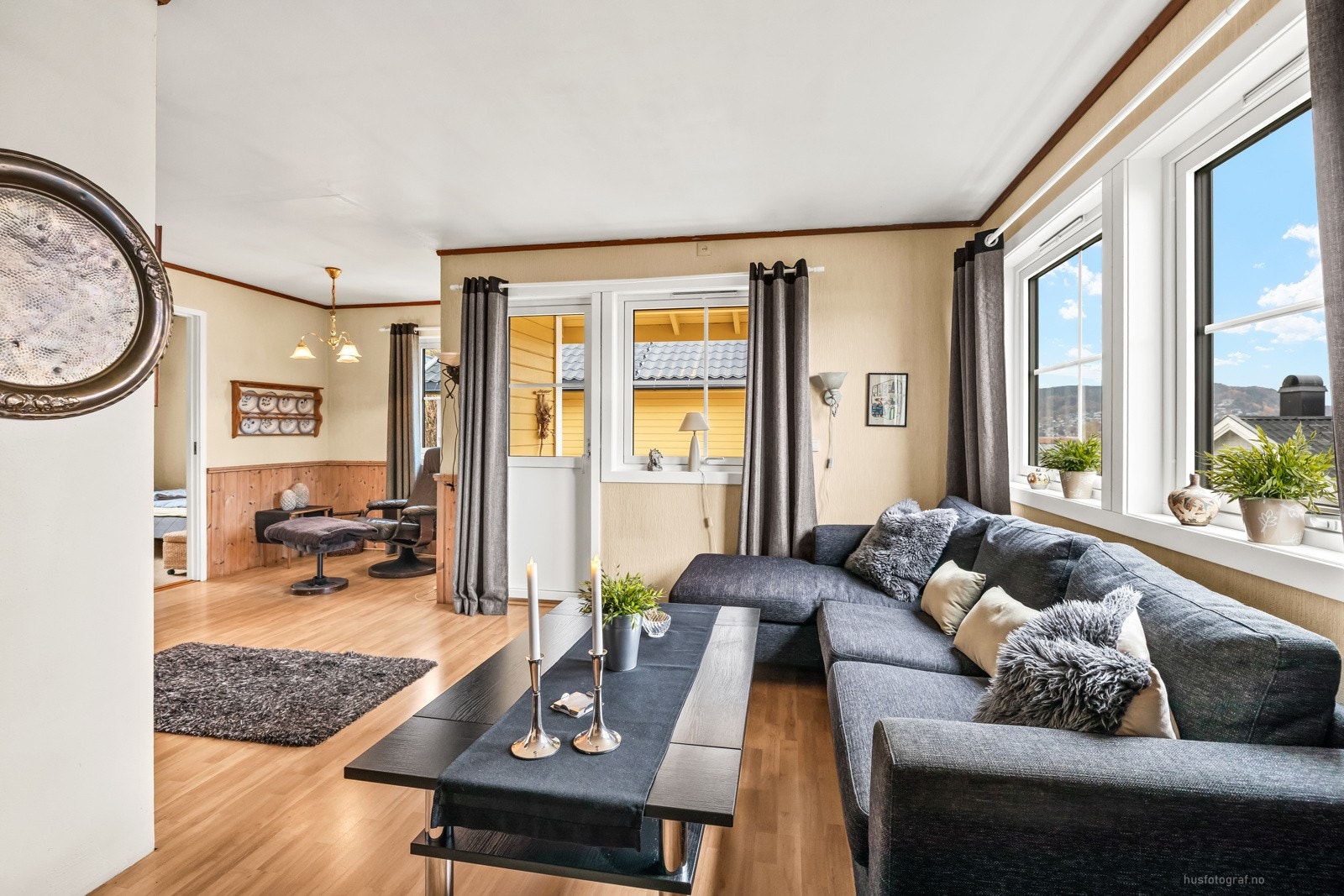 Det er også dør ut til terrassen hvor utsikten kan nytes ytterligere. Galleribilde