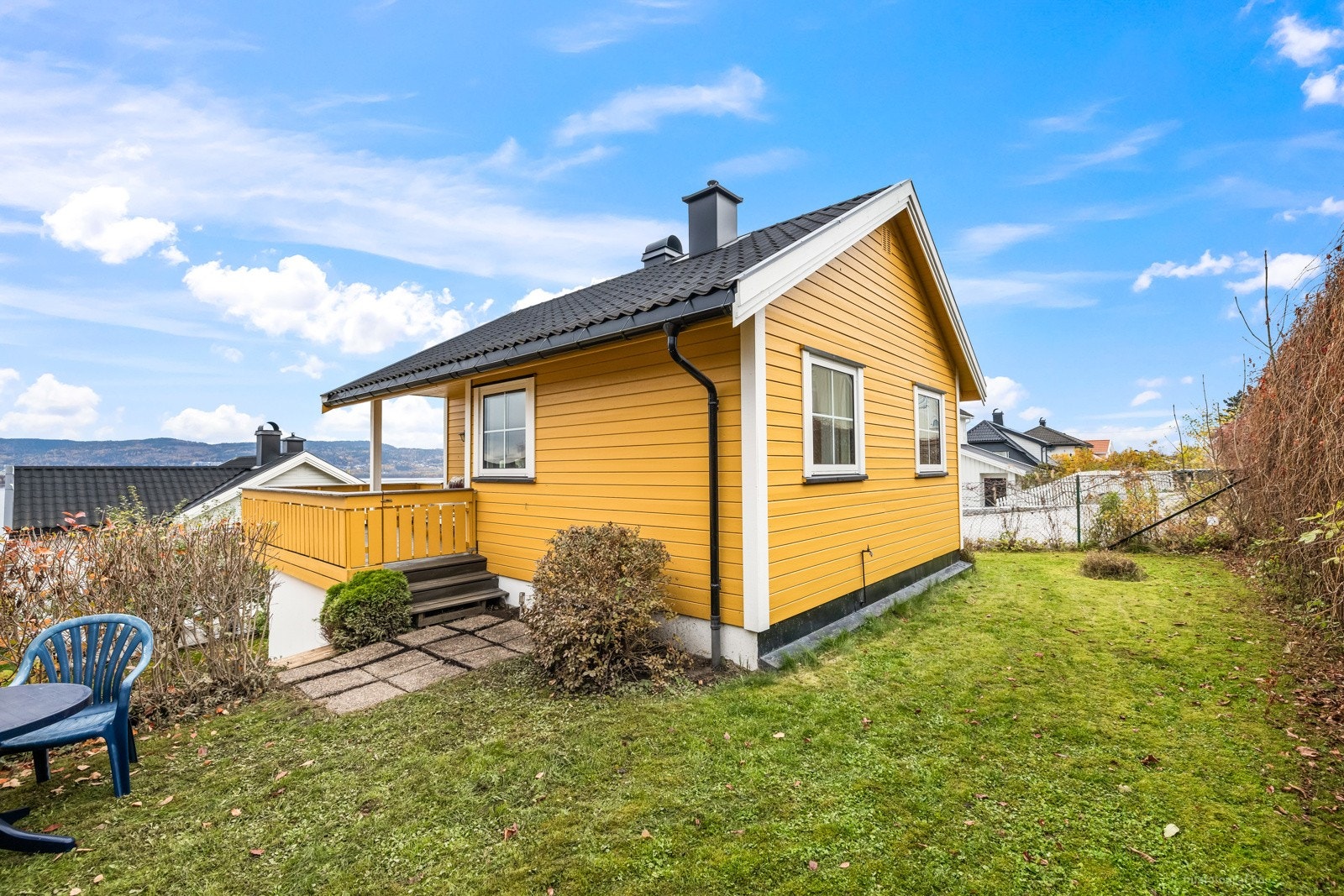 Lettstelt hage på baksiden av huset med trapp i terrenget. Galleribilde