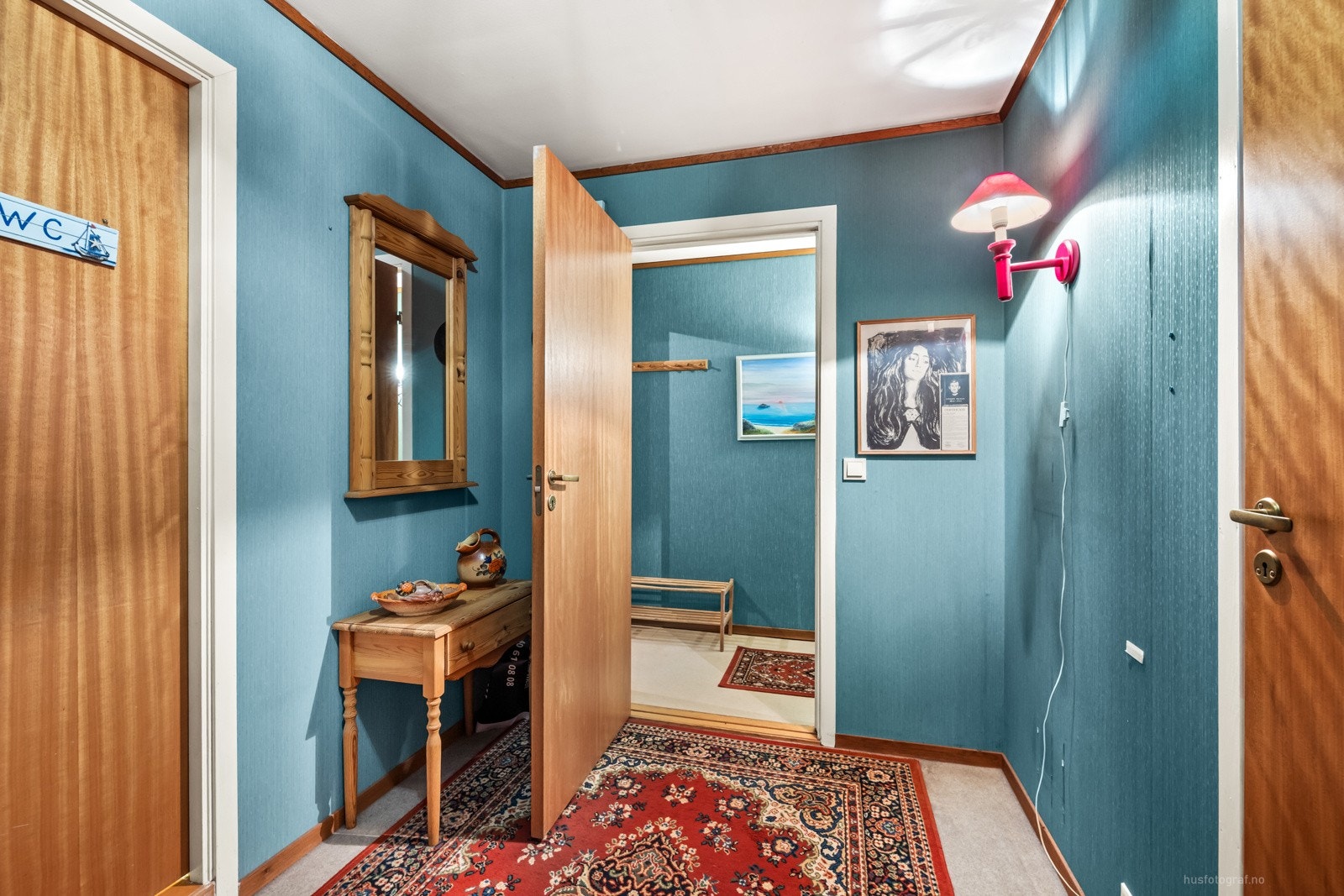 Entré/trappegang med flere garderobemuligheter. Galleribilde