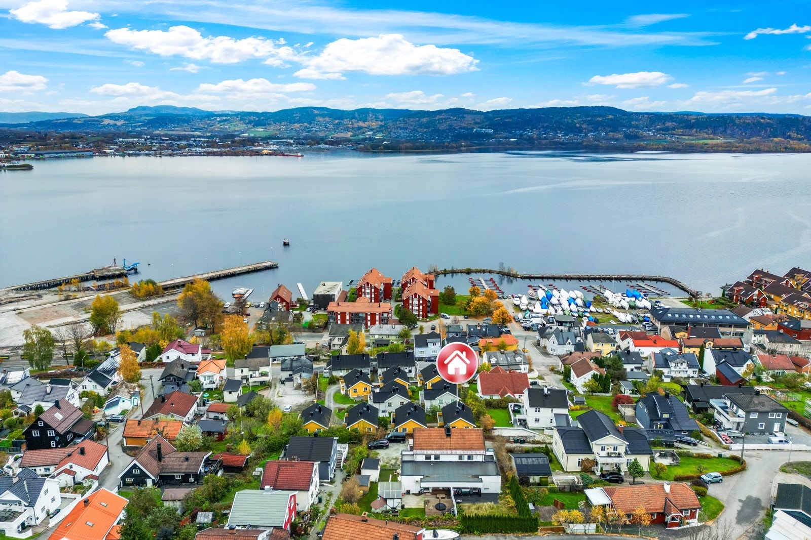 Rolig og hyggelig nabolag på Tangen med kort vei ned til småbåthavna og Sota badeplass. Galleribilde
