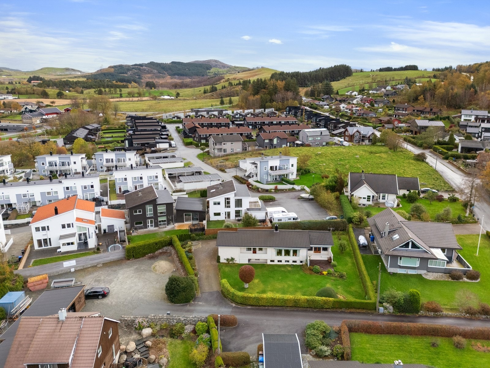 Kvernaland har et bredt utvalg av sport- og fritidstilbud. Fra boligen er det gangavstand til idrettsanleggene med tilbud om fotball, håndball, innebandy samt BMX-sykling og skolekorps. Galleribilde