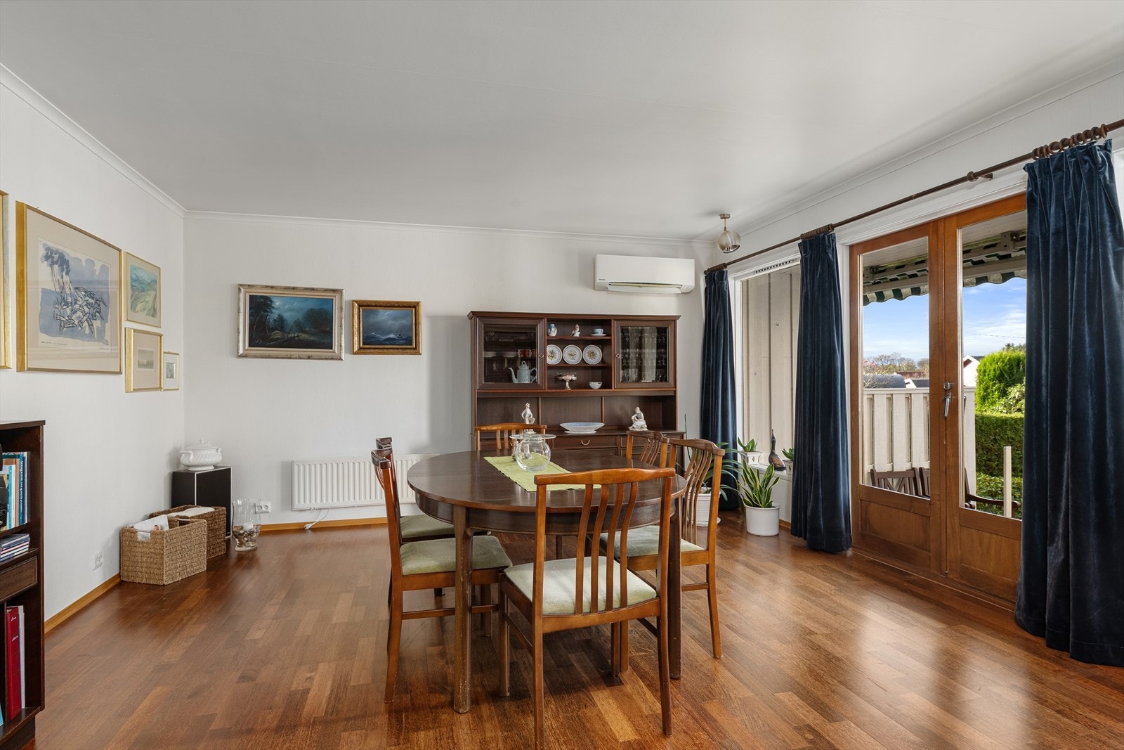 Her er det god plass til både langbord og sittegruppe. Galleribilde