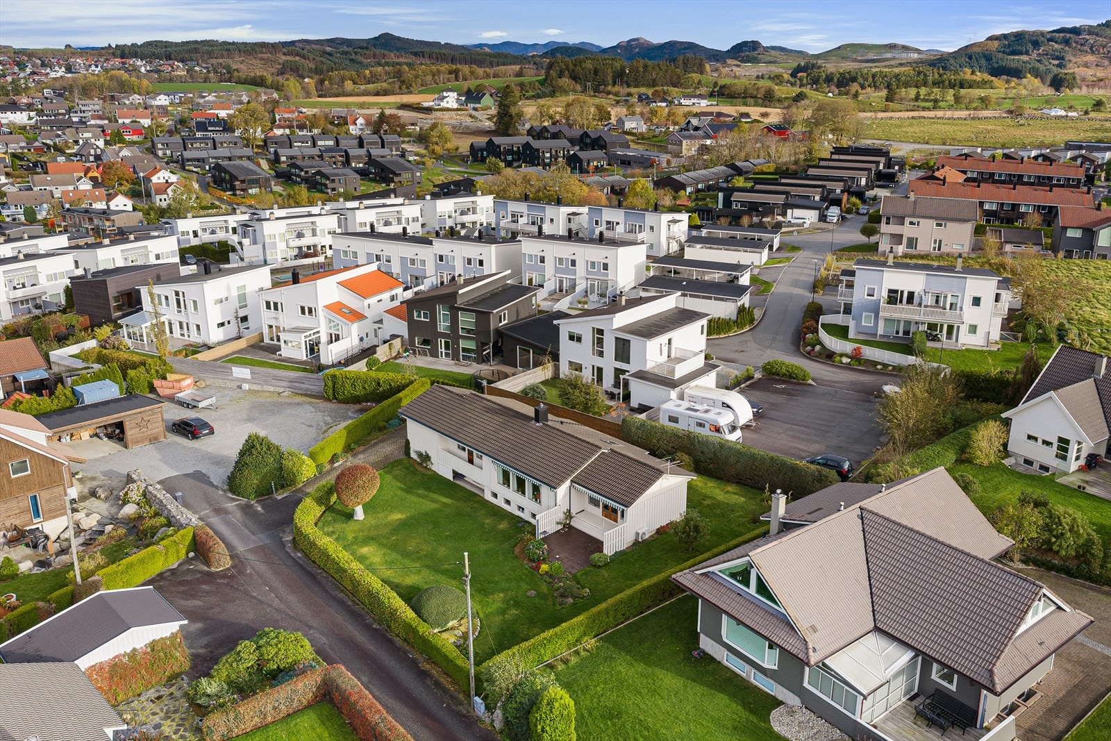 Boligen ligger svært familievennlig til med kort vei til både Frøyland skule og Frøyland ungdomsskule. Galleribilde