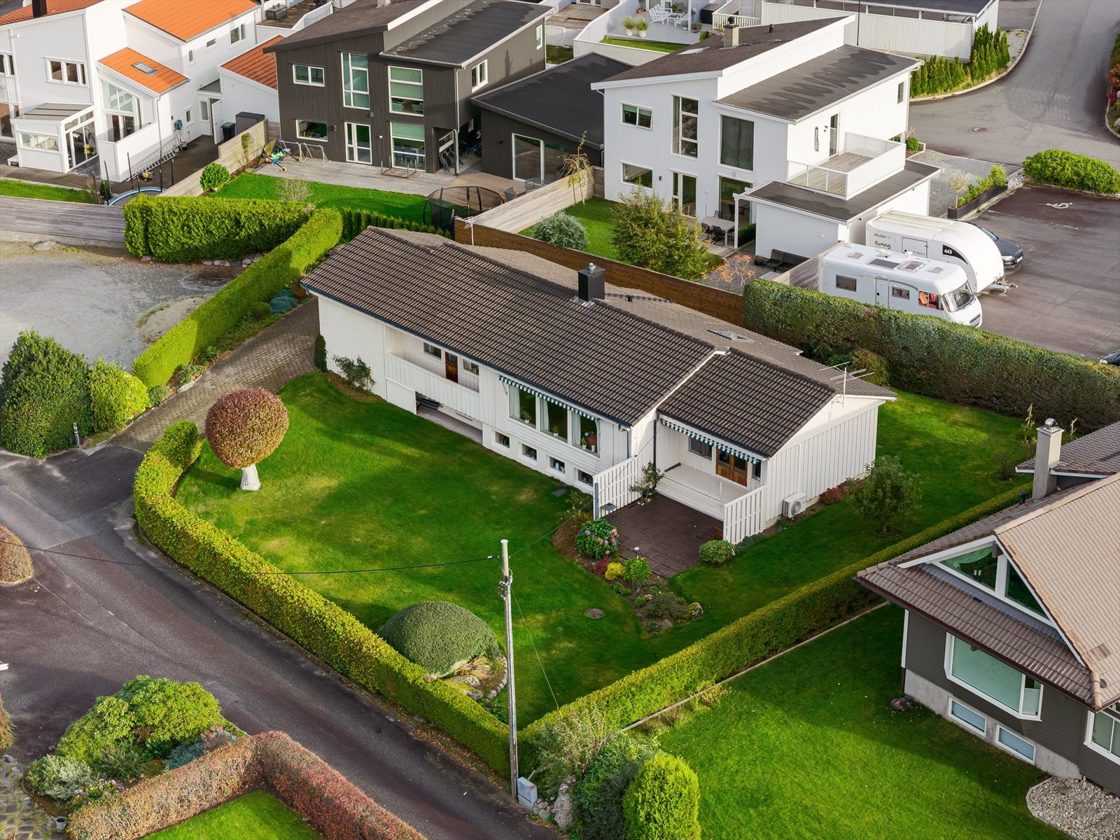 Boligen ligger i en blindgate og dermed lite trafikk. Galleribilde