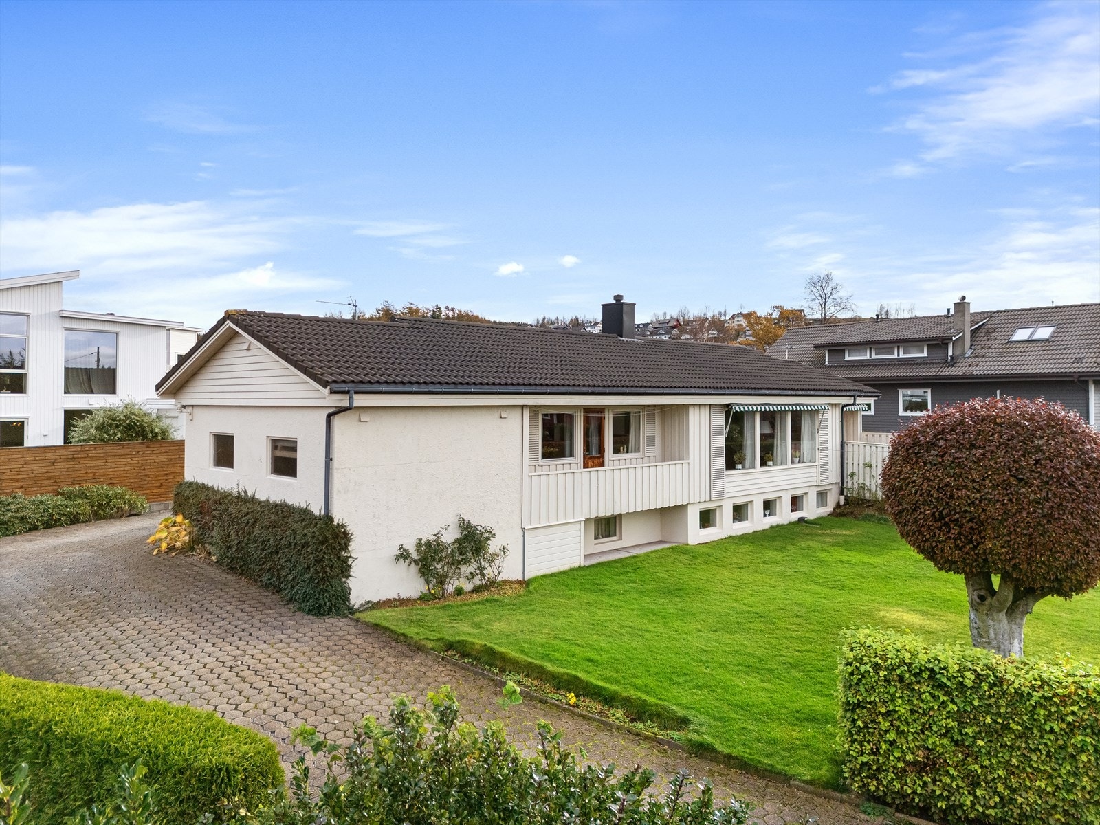 Parkering i garasje og i gårdsrom. Galleribilde