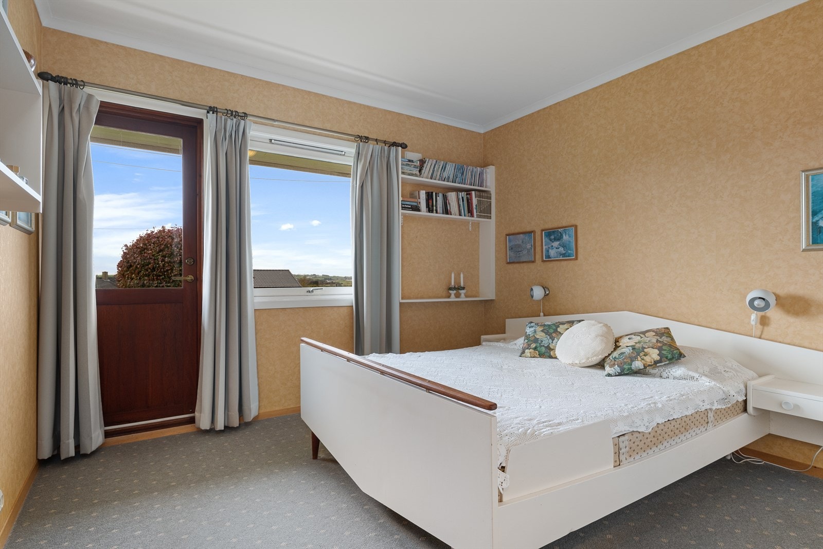 Stort hovedsoverom med direkte tilgang til balkong. Galleribilde