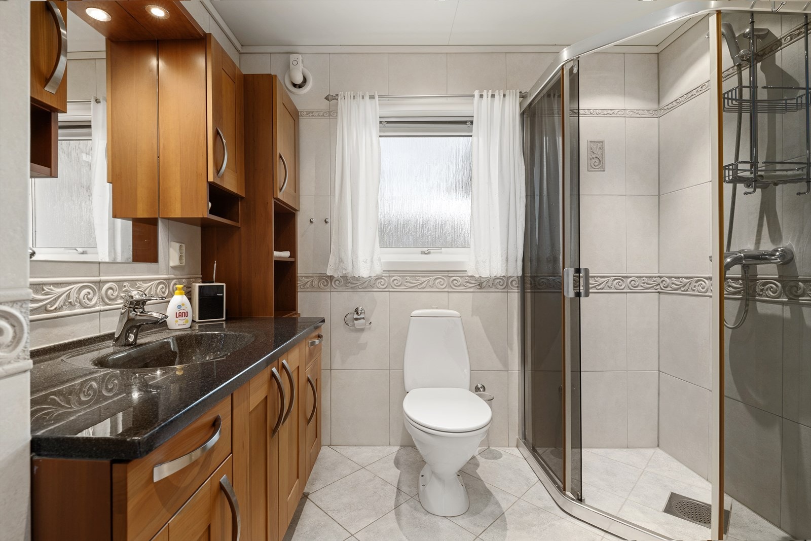 Badet ble pusset opp i 2004 og har fliser på gulv og vegger. Galleribilde