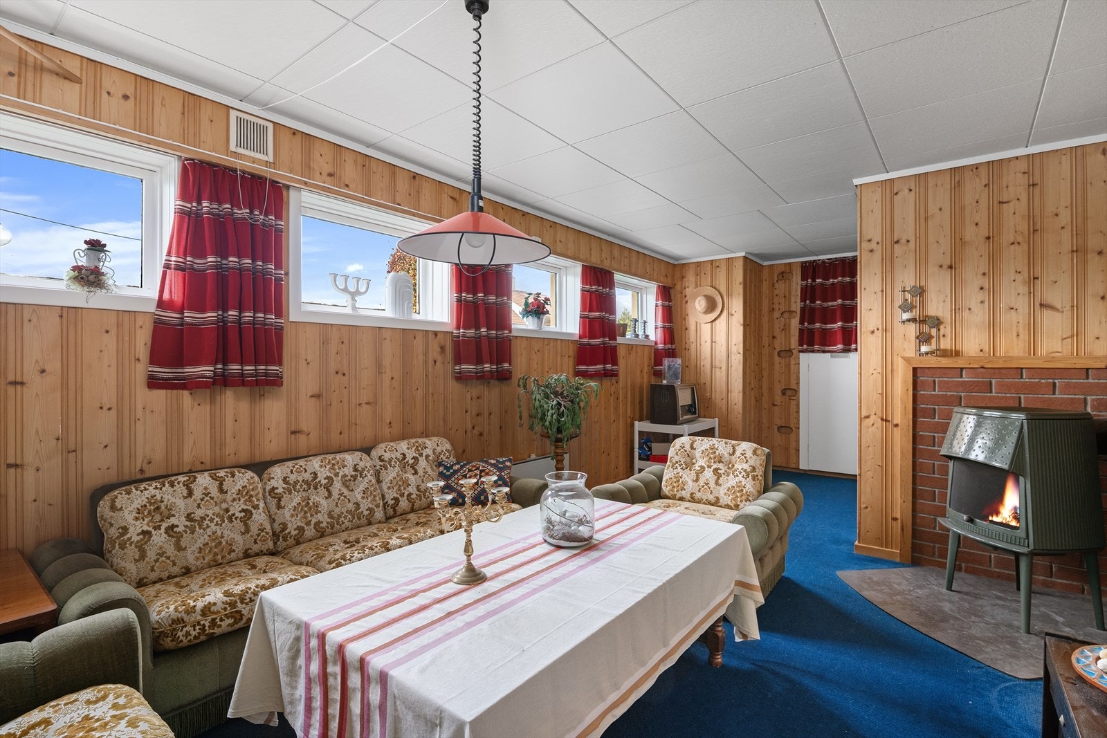 I underetasjen finner vi ganger, vaskerom, toalettrom, bad, kjellerstue, 2 boder, matbod og hobbyrom. Galleribilde